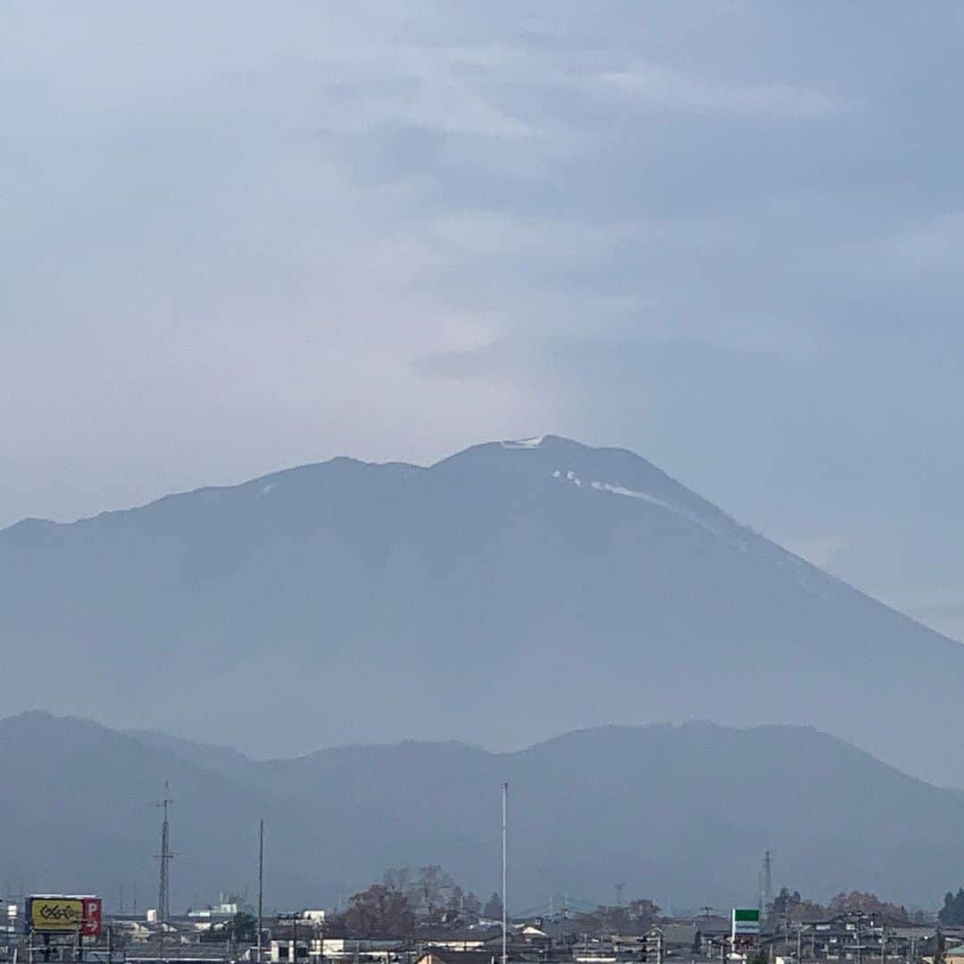 大隅智子さんのインスタグラム写真 - (大隅智子Instagram)「岩手山の雪、だいぶとけてました。盛岡は19日、19.4℃まで上がりました。 #岩手山  #雪 #盛岡 #岩手」11月19日 22時05分 - tomokotenki