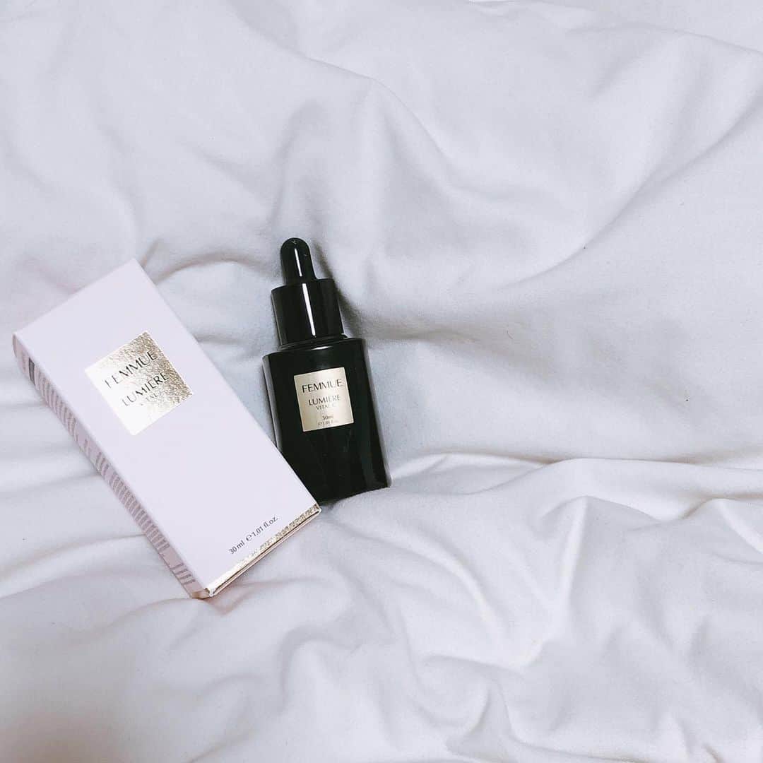 藤川沙弥のインスタグラム：「Cosme Kitchen BEAUTYが 心斎橋パルコにopenしたので早速💓 大好きな @femmue_japan の ビタミンCの美容液が切れかけてたので 追加で新しくget🍋💛 美白効果もあって大好きな美容液✔︎  #CosmeKitchen #コスメキッチン  #femme #ファミュ #skincare #スキンケア #韓国コスメ #美容液 #心斎橋パルコ」