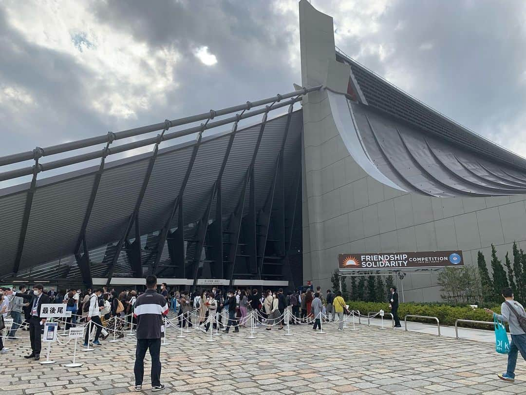 平野 早矢香さんのインスタグラム写真 - (平野 早矢香Instagram)「時差投稿になります💦 先日初めて体操の試合を生観戦しました✨✨ あの記憶に残る2014年世界卓球東京大会が行われた会場、代々木第一体育館で行われた「友情と絆の大会」今回はアメリカ🇺🇸ロシア🇷🇺中国🇨🇳そして日本🇯🇵と4ヵ国の選手達が集まり、国別対抗ではなく4ヵ国の選手男女が交わり２つのチームに別れた対抗戦でした‼️ 現場に行って生で観戦したいと強く思っていたのは、同じチームメイトミキハウスの寺本明日香ちゃんが出場していたからです✨ 彼女は今年2月にアキレス腱断裂をし手術をしました。私は彼女が手術をして松葉杖をつきながら歩いているところを見ていたので、今回フルで演技をしている明日香ちゃんの姿を見て涙がでました😭😭😭明日香ちゃん本当に凄すぎる…👏そして、オリンピック金メダリスト内村航平選手の演技も観ました❗️鉄棒の演技…観ていて鳥肌が立ちました✨✨ なかなかスポーツ観戦ができない日々が続いていましたが、やはり現場で試合を観戦し応援する👏最高ですね✨✨ 今は選手にとってもファンにとっても辛い時間が続いていますが、いつか必ず今までのように大声を出してスポーツ観戦できる日が来ると信じて、この期間力を合わせて乗り切っていきましょう💪💪💪 そして今日はなんと寺本明日香ちゃんの誕生日🎂 あんなに小さな身体で毎日競技と向き合っている明日香ちゃん、本当に尊敬します🙏明日香ちゃんおめでとう㊗️㊗️㊗️ ぜひ皆さんこれからも明日香ちゃんの応援をよろしくお願いいたします✨✨✨ ・ ・ 明日11月20日(金)は #テレビ朝日 #グッドモーニング  #朝6時から出演します」11月19日 22時16分 - sayakahirano0324