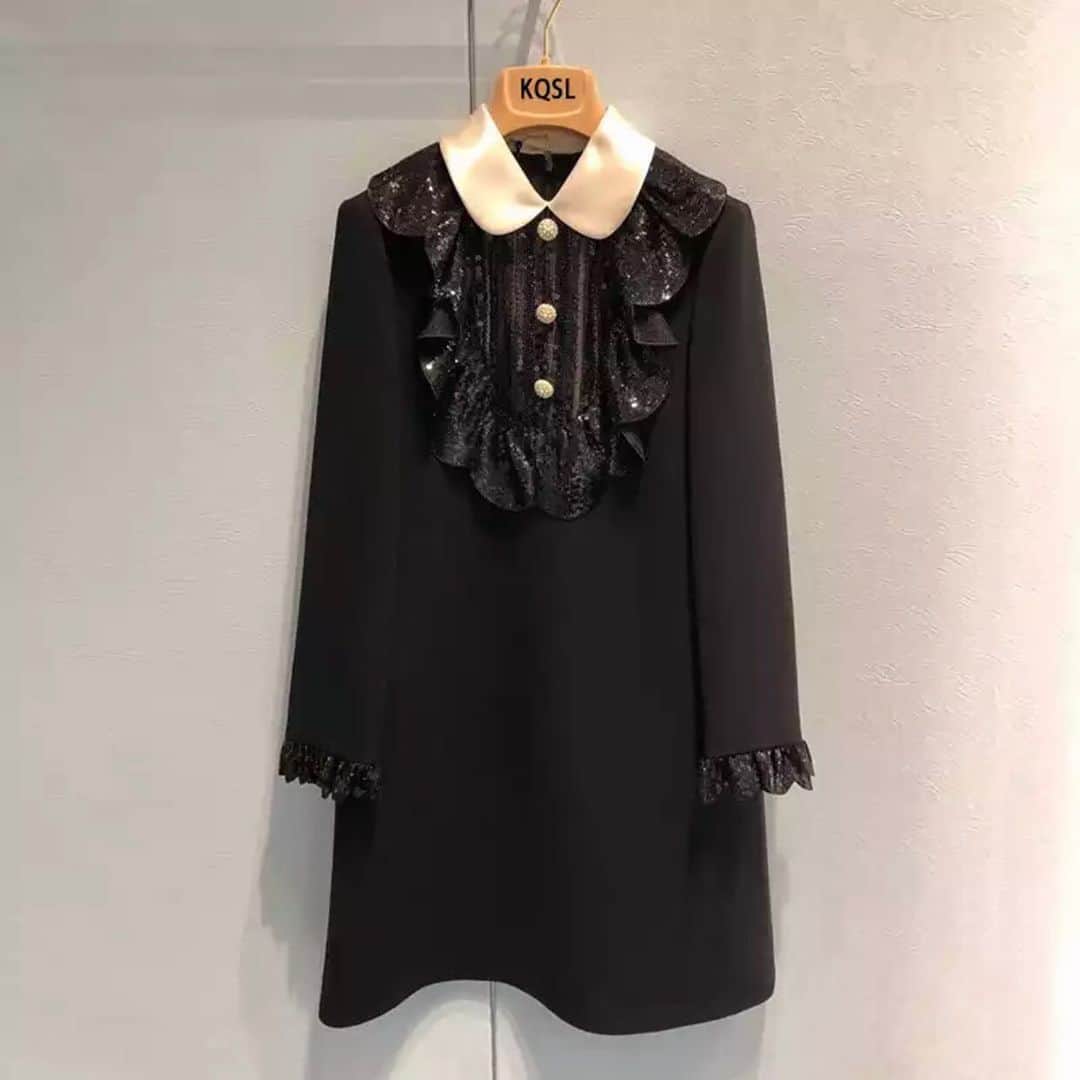 須之内美帆子のインスタグラム：「税込価格【¥15.000-】 ショップからクーポンをGETして15%OFF❤︎  #ブラック#Aラインワンピース#ドレス#襟付き#スパンコール#フリル#パールボタン  高品質で生地がしっかりとしています！ フロントと袖のスパンコールフリルがキラキラと素敵なAラインワンピースです❤︎  サイズ S バスト84cm ウエスト76cm 丈84am スリーブ58cm Mバスト88cm ウエスト80cm 丈85cm スリーブ58cm Lバスト92cm ウエスト84cm 丈86cm スリーブ59cm  ＊ご購入はプロフィールにあるURLからチェックして下さい❤︎」