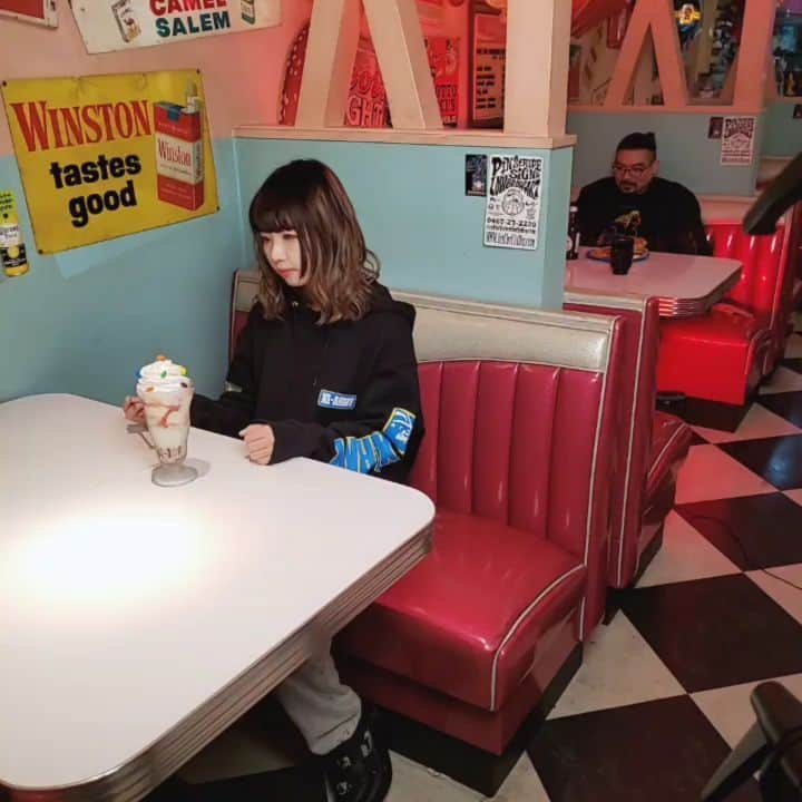のインスタグラム：「くるみスカイウォーカー(@krmsw_tokyo )撮影中に映らない場所でビールを飲む松本誠治(@seijimatumoto )  すごいお店に馴染んでる…🥺  MVのリンクはプロフィールから👶  #forgettingallabouyourkiss  #FAAYK  #MIGIMIMISLEEPTIGHT  #irismondo」
