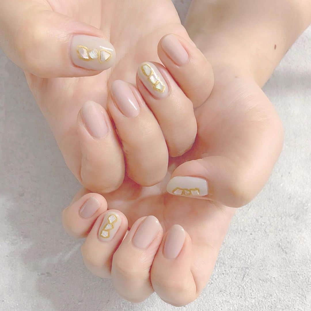 愛内みさのインスタグラム：「・ 肌馴染みのよいファンデーションカラーは安定の人気*♡ ・ ・ ୨୧┈┈┈┈┈┈┈┈┈┈┈┈┈┈┈┈┈┈  表参道徒歩5分のネイルサロン Accueil unautre ・ ◼︎平日　11:00〜21:00 ◼︎土日祝　11:00〜19:00 ・ ▫︎パラジェル追加料金なし ▫︎ 大人可愛いネイルサンプル700種以上！ ▫︎ カラーは300色以上からお選びいただけます。 ・ ・ ・ ・ #シェルネイル #表参道ネイル #オフィスネイル」