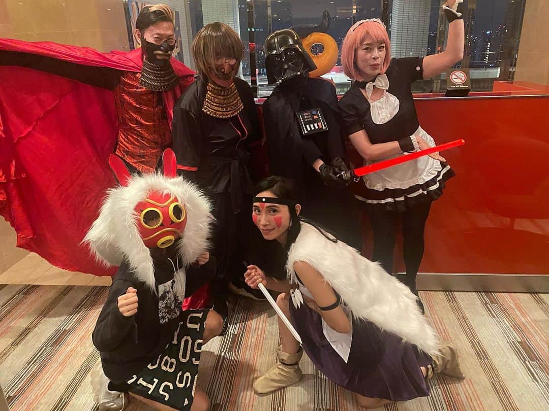 相馬絵美のインスタグラム：「世間はクリスマスムードになりつつある中、あえて結構前のハロウィンを載せる🎃  大好きなもののけ姫のサンになりました。  #もののけ姫 #サン #アシタカ #2人はツインレイ #ジブリ #スピ的に観るとまた面白い」