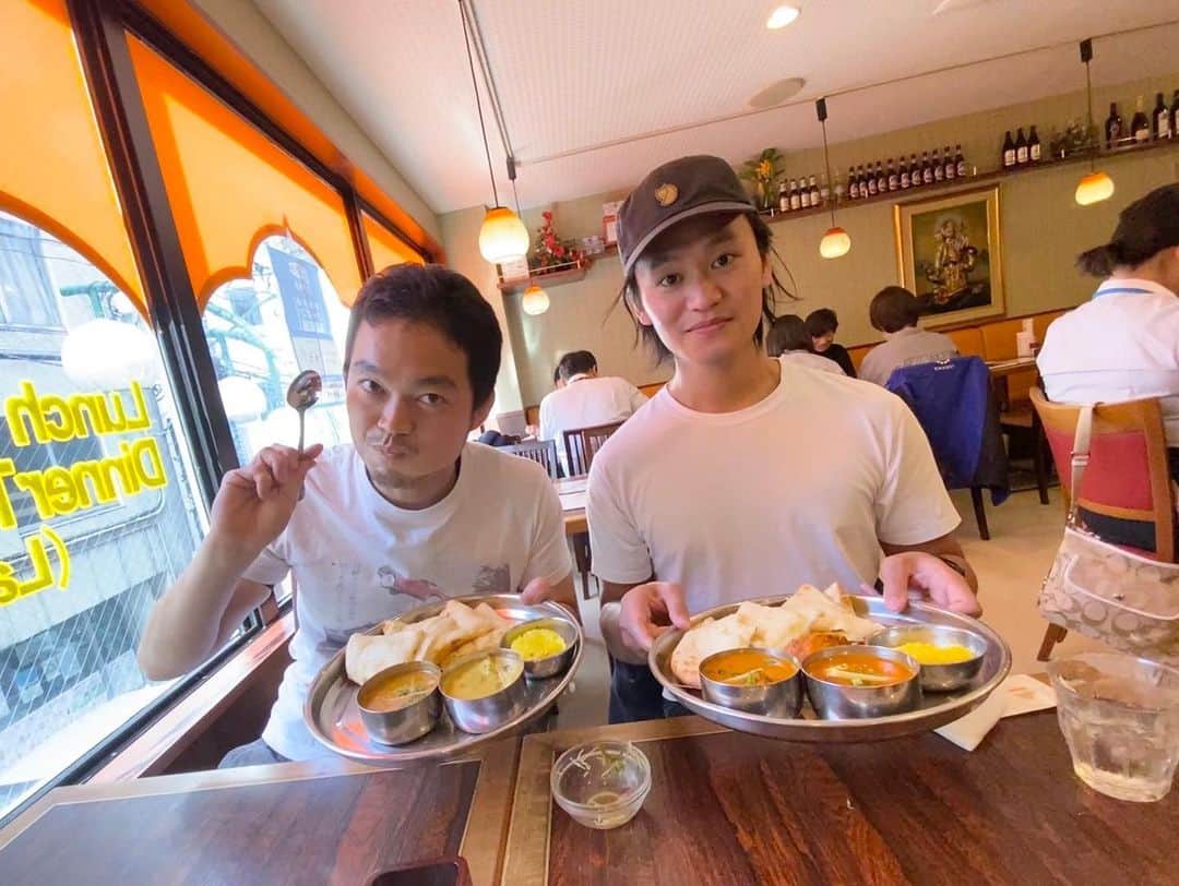 福田洋のインスタグラム：「練習後はなぜかいつもインドカレー 爆食い🍛  #インド人店員 #の顔色 #曇るほど #ナンライスおかわり  #細身のシャイボーイ」