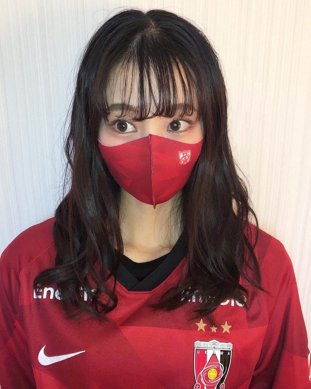 加藤早和子のインスタグラム：「❤︎ 久しぶりにレッズの試合を生観戦したい！ という気持ちと イニエスタ選手のプレーを観たいなあと思って 人生初のノエスタに行ってきました🚅  スタジアムで写真が撮れなかったので 室内ですが……👶🏻 洗えるマスク3を初めてつけたので記念に✌︎(笑)  まず勝って良かったです！ 前半ゆるっとしてたので これは厳しいかな？と 思っていたんですが 後半から選手のプレーに闘志が見えてきて 得点シーンの流れは最高でした🌟  加えて、イニエスタ選手のトラップや 2人抜きのシーン 流石だなと思わず声が漏れました… この時代に生きてて良かった😭(大袈裟)  観戦レポはまた載せます〜〜📖  . . #浦和レッズ #浦和 #サッカー #アウェイ戦 #女子大学生 #青山学院大学 #urawareds #urawa #soccer」