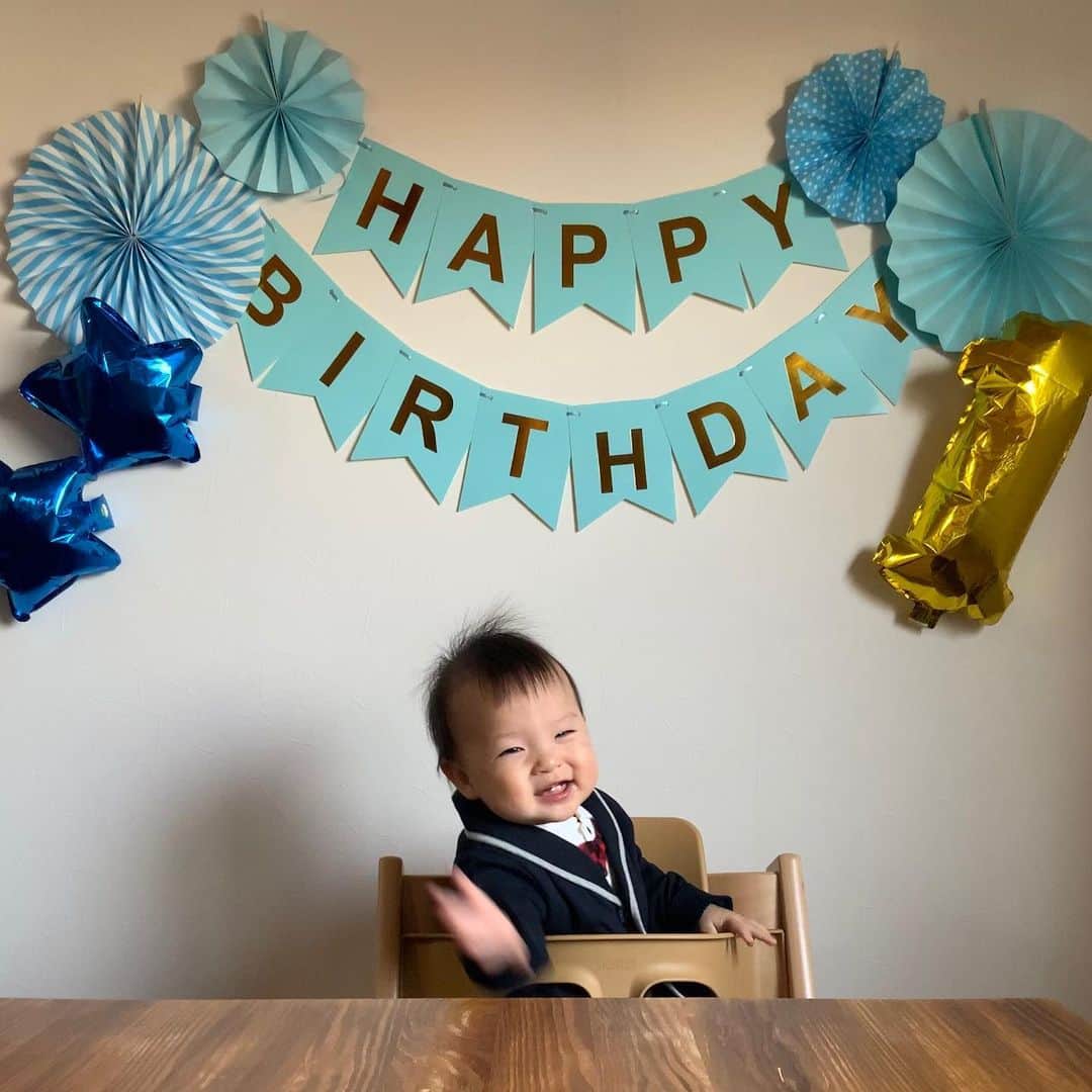 のインスタグラム：「11/17に息子が一歳の誕生日を迎えました！ 生まれてきてくれた息子と、産んでくれた妻に感謝の一日になりました。 これからも父は頑張って働くので、お母さんに9割くらい似てカッコよく育ってもらいたいです。そして夜はぐっすり寝て朝もう少しゆっくり起きてほしい。だけどもだけど、すくすく成長中！それが何より…！  #つむたん  #誕生日おめでとう」