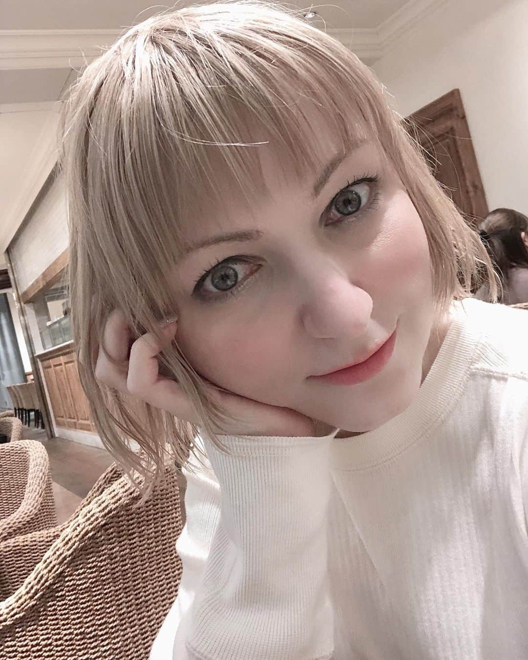 のインスタグラム：「今日はお仕事を頑張ったので、ご褒美にハーブスで食べました❤️ #ロイヤルミルクティー が最高すぎる😌 @ticca_tokyo ワンピ率高すぎる😂 #アーバンクロゼット #urbancloset #伊勢丹新宿店 #イセタニスタ #harbs #harbs🍰 #blondhair #greengreyeyes #ケーキ #セルフィー #声優さん好きな人と繋がりたい #声優 #seiyuu #ジェーニャ」