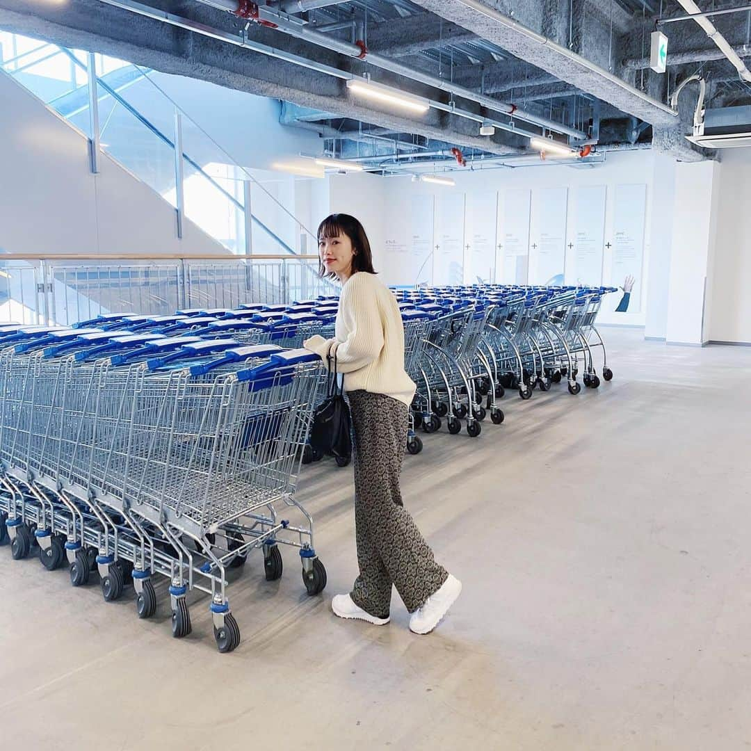 井村亜里香さんのインスタグラム写真 - (井村亜里香Instagram)「@ikeajapan 仙台店でほしかったもの 購入してすっきりした〜♡ クリスマスツリー可愛かったな〜🎄 数十年ぶりに訪れた仙台は都会でうきうきした🏙笑 移動が多かったから古着のゆるパンツと ニューバランスで楽ちんスタイル。 ・ #ikea#fashion#code#knit#bag #newbalance#sneaker#vintege  #イケア#コーデ#コーデ部#仙台 #私服#スニーカー#古着#ニット #コーデ記録#スニーカーコーデ」11月19日 22時29分 - arika_imura