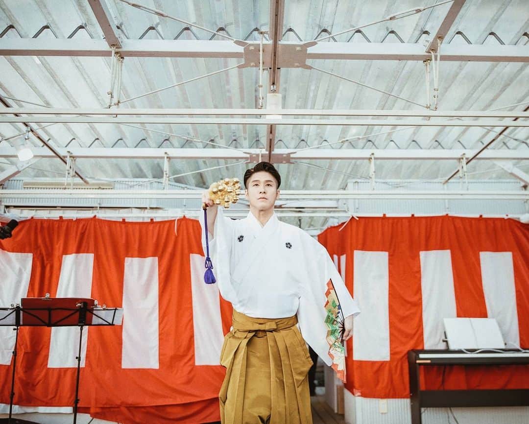 梅川壱ノ介（舞踊家）のインスタグラム：「一点を見つめると  𝙂𝙖𝙯𝙞𝙣𝙜 𝙖𝙩 𝙖 𝙨𝙞𝙣𝙜𝙡𝙚 𝙥𝙤𝙞𝙣𝙩. ￣￣￣￣￣￣￣￣￣￣￣￣￣￣￣￣￣￣￣￣￣￣￣ 景色がまた違ってみえてくる。  #梅川壱ノ介 #日本舞踊 #舞踊家 #伝統芸能 #日本文化 #にほん #伝統美 #日本の四季 #日本の美 #自然 #一点を見つめる  #踊ること  #いい日になった」