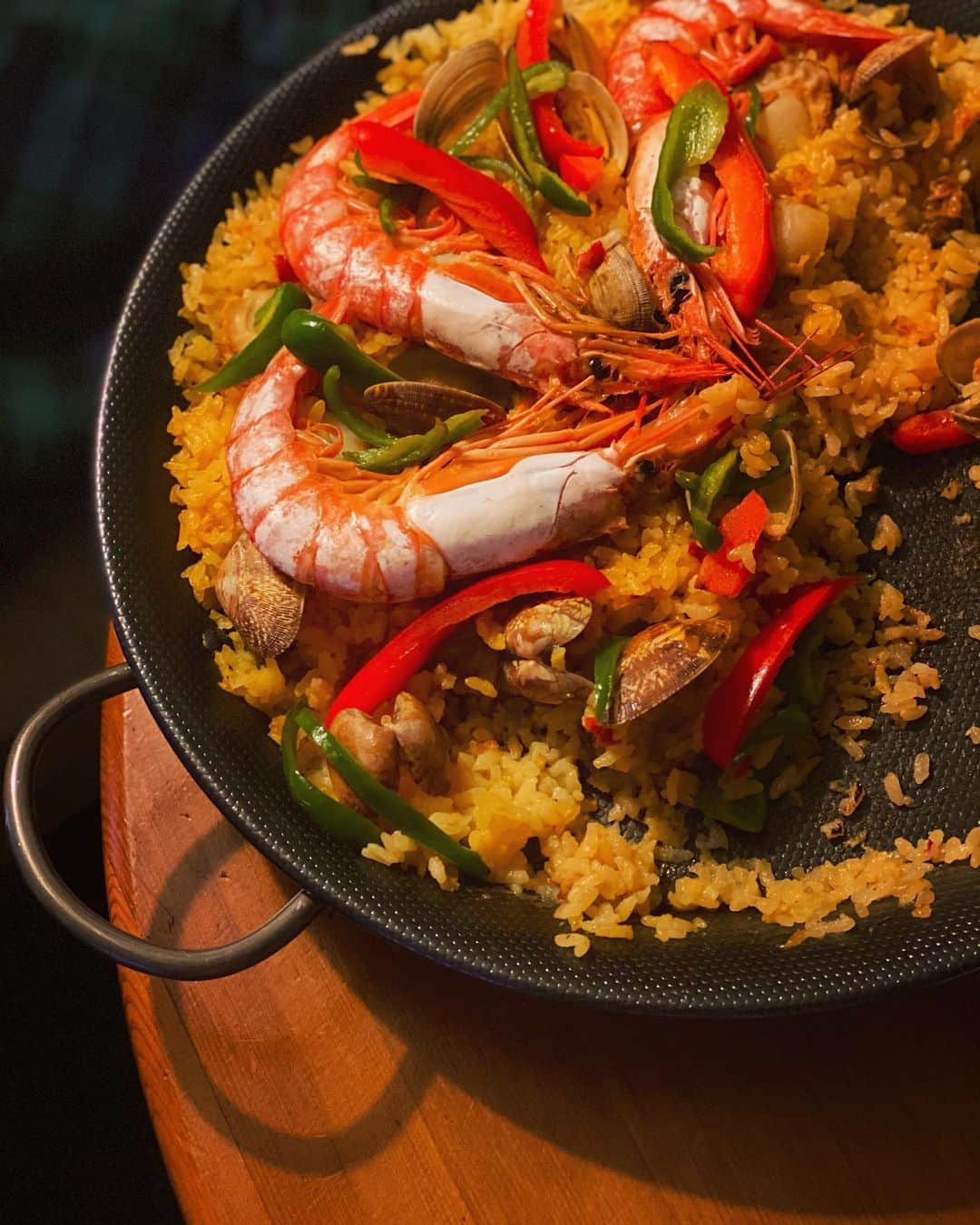 Erenaのインスタグラム：「🥘Paella🥘 Today's dinner is paella.🍽 . 今日はパエリアだよ〜🤗 エビちゃん飼ってるのにまたエビ食べちゃった🦐🤣w . #dinner#paella#shrimp#パエリア#ディナー」