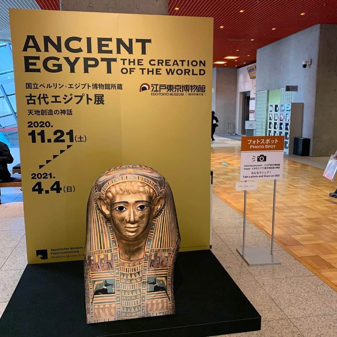 DJ AIKO 62さんのインスタグラム写真 - (DJ AIKO 62Instagram)「江戸東京博物館で11月21日スタートの特別展「国立ベルリン・エジプト博物館所蔵　古代エジプト展　天地創造の神話」へ。  ベルリン市内にある博物館から世界有数のエジプトコレクションが約130点も日本へ。日本初公開のものも多く、古代エジプトファンにも嬉しい展示です。  エジプトといえばピラミッドや棺、スフィンクス、ミイラ、装飾品…などが思い浮かびますよね。今回は“神話”がキーワードとなります。  八百万の神が信じられていた古代エジプトー　原初の海「ヌン」から最初の神「アトゥム」が生まれ、海より出現した「原初の丘」に這い上がり、大気の神と湿気の女神を作り出しました。ー　ヘリオポリスの創世神話の最初はこう始まります。 最初にアトゥムにより作られた2神が親となり大地と天空の女神が生まれ、その子達も含めた9柱神は創世神話でも重要な役割を果たします。 会場ではアニメーションも交えて、エジプトの創世神話を紹介しています。  その後国王ファラオがその神々の代行者としての役割を担ったり、死後の世界観、復活再生への願い・シンボルなど、時を経て今の世の中にも通ずるものがたくさんあるんだなと感じました。  京都・静岡・八王子と2021年末まで巡回展が予定されています。  2020年11月21日〜2021年4月4日 江戸東京博物館 9:30〜17:30（入管は閉館の30分前まで） 休館日やチケット情報など、詳しくは公式サイトhttp://egypt-ten2021.jpをご確認ください。  #egypt #edotokyomuseum #江戸東京博物館 #古代エジプト展天地創造の神話  #おすすめ美術展 #東京アート散歩 #エジプト展 #古代エジプト展 #オシリス #イシス #ホルス #セト #古代エジプト神話 #神話 #ヘリオポリス神話  #DJAIKO62 #学芸員djのdjaiko62  #スカラベ」11月19日 22時35分 - djaiko62