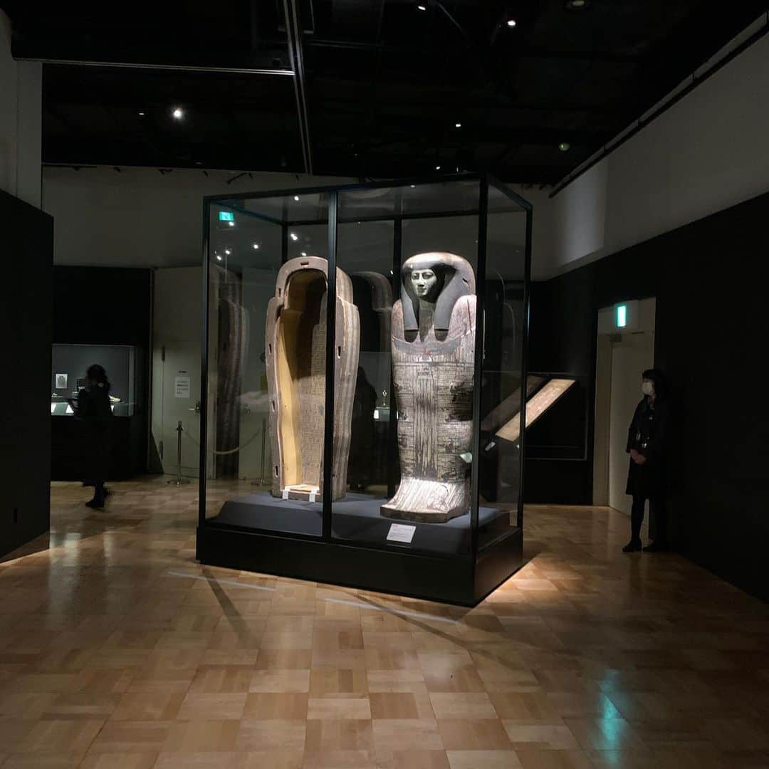 DJ AIKO 62さんのインスタグラム写真 - (DJ AIKO 62Instagram)「江戸東京博物館で11月21日スタートの特別展「国立ベルリン・エジプト博物館所蔵　古代エジプト展　天地創造の神話」へ。  ベルリン市内にある博物館から世界有数のエジプトコレクションが約130点も日本へ。日本初公開のものも多く、古代エジプトファンにも嬉しい展示です。  エジプトといえばピラミッドや棺、スフィンクス、ミイラ、装飾品…などが思い浮かびますよね。今回は“神話”がキーワードとなります。  八百万の神が信じられていた古代エジプトー　原初の海「ヌン」から最初の神「アトゥム」が生まれ、海より出現した「原初の丘」に這い上がり、大気の神と湿気の女神を作り出しました。ー　ヘリオポリスの創世神話の最初はこう始まります。 最初にアトゥムにより作られた2神が親となり大地と天空の女神が生まれ、その子達も含めた9柱神は創世神話でも重要な役割を果たします。 会場ではアニメーションも交えて、エジプトの創世神話を紹介しています。  その後国王ファラオがその神々の代行者としての役割を担ったり、死後の世界観、復活再生への願い・シンボルなど、時を経て今の世の中にも通ずるものがたくさんあるんだなと感じました。  京都・静岡・八王子と2021年末まで巡回展が予定されています。  2020年11月21日〜2021年4月4日 江戸東京博物館 9:30〜17:30（入管は閉館の30分前まで） 休館日やチケット情報など、詳しくは公式サイトhttp://egypt-ten2021.jpをご確認ください。  #egypt #edotokyomuseum #江戸東京博物館 #古代エジプト展天地創造の神話  #おすすめ美術展 #東京アート散歩 #エジプト展 #古代エジプト展 #オシリス #イシス #ホルス #セト #古代エジプト神話 #神話 #ヘリオポリス神話  #DJAIKO62 #学芸員djのdjaiko62  #スカラベ」11月19日 22時35分 - djaiko62