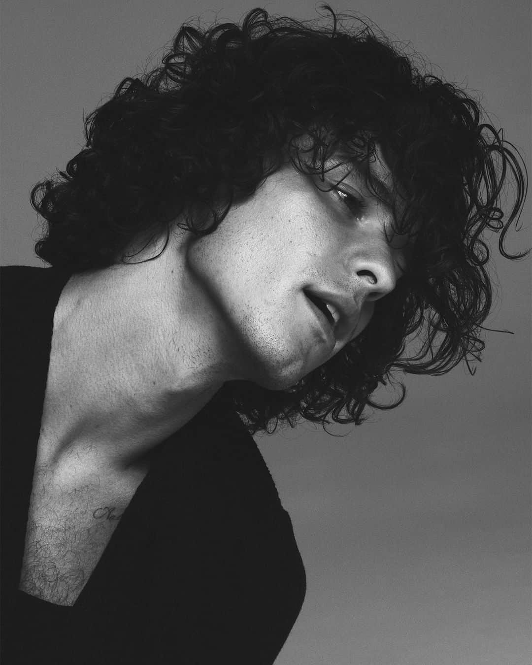 ニコラ・フォルミケッティのインスタグラム：「@shawnmendes for @vman cover story 🖤 photo @benhassett fashion direction by me 🤘🏼 // grooming @heyannabee production @jnproductionglobal  casting @itboygregk 🖤 thank u @tiffbrisenostylist 🙏🏼 #shawnmendes」