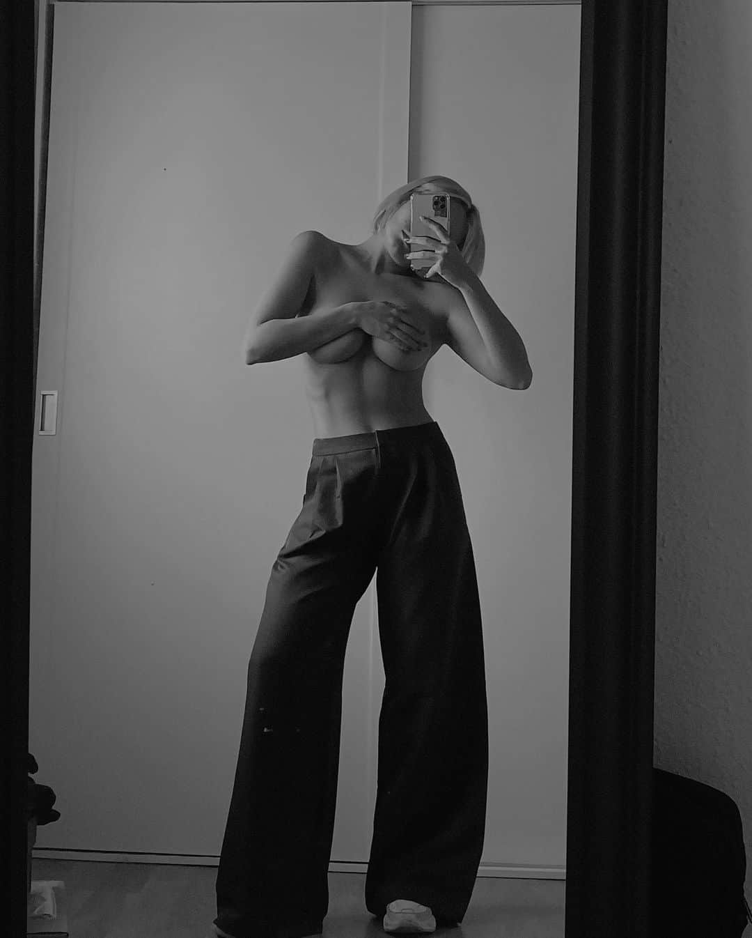 Irene Norenさんのインスタグラム写真 - (Irene NorenInstagram)「Sometimes the trousers are just enough. #nclgallery #ａｅｓｔｈｅｔｉｃ #body」11月19日 22時36分 - irenenoren
