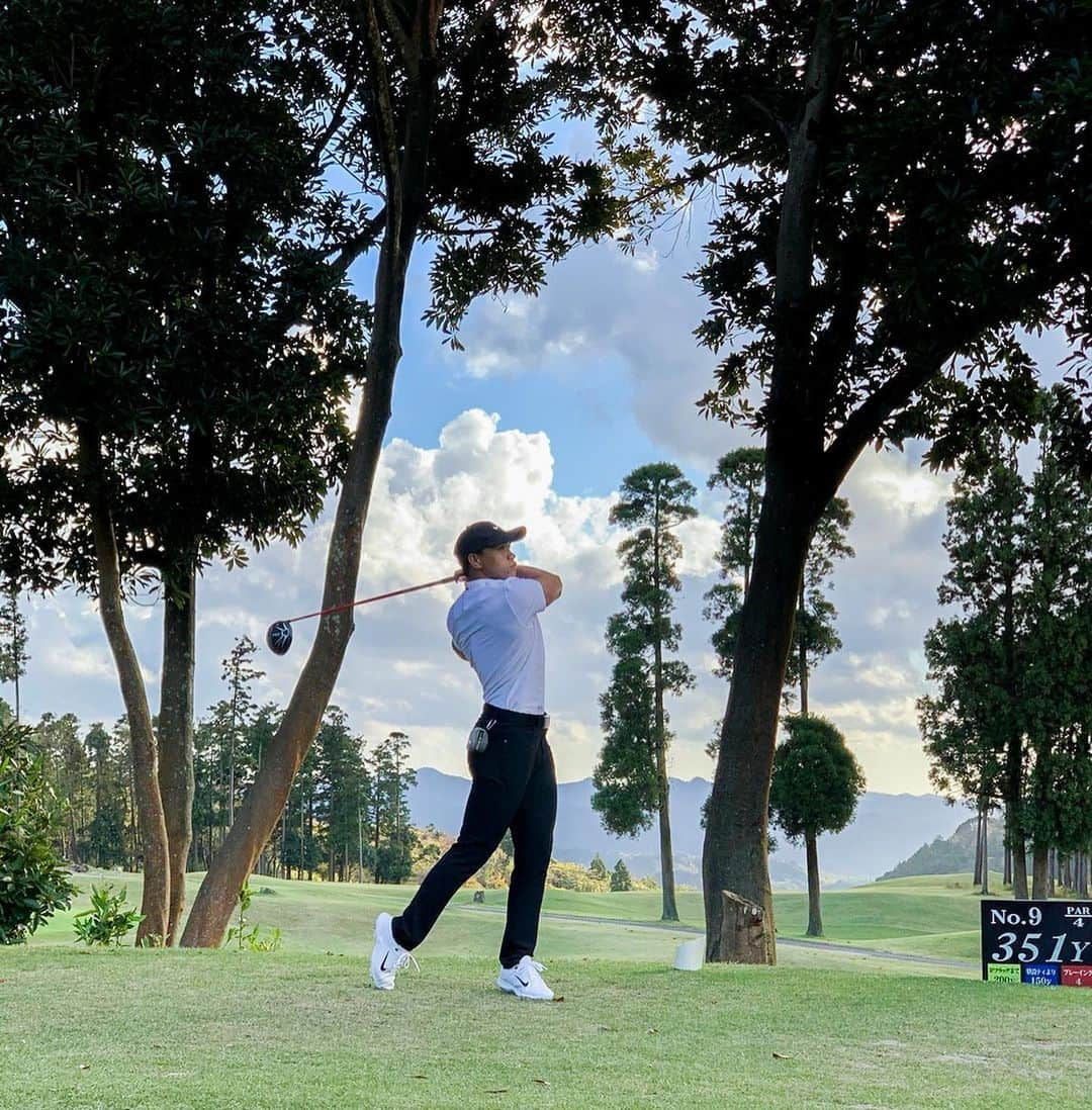 合谷和弘さんのインスタグラム写真 - (合谷和弘Instagram)「フルラウンドデビュー⛳️ #ゴールド木更津カントリークラブ   右いったり、左いったり！ ゴルフってほんと難しい🤣 でも、ハマっておりますw 時にはいいショットもあったので次に繋げたいw  #格好だけは一丁前  #フォームだけは一丁前  #格好から入るタイプ   上手くなりたいなぁー！  伊藤さん、ひろみさん、ちひと ありがとうございました！  またいきましょう☆   ショット時 #写真の時だけマスク外してます   #良き休日  明日からまたラグビー🏉がんばろ。 -------------------------------------------------  #off #ゴルフ #golf #リフレッシュ #格好から入るタイプ #大事  #NIKE #ゴルフウェア #tw #nikegolf  #ゴルフ男子 #ゴルフ上手くなりたい #ゴルフ好きな人と繋がりたい  #松井千士 #ChihitoMATSUI  #合谷和弘 #KazuhiroGOYA #kevin」11月19日 22時42分 - kazuhiro_goya