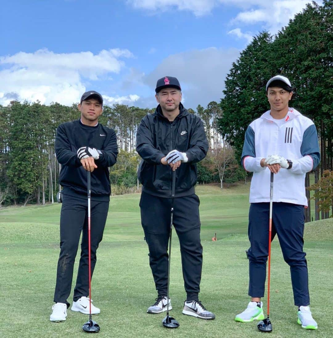 合谷和弘さんのインスタグラム写真 - (合谷和弘Instagram)「フルラウンドデビュー⛳️ #ゴールド木更津カントリークラブ   右いったり、左いったり！ ゴルフってほんと難しい🤣 でも、ハマっておりますw 時にはいいショットもあったので次に繋げたいw  #格好だけは一丁前  #フォームだけは一丁前  #格好から入るタイプ   上手くなりたいなぁー！  伊藤さん、ひろみさん、ちひと ありがとうございました！  またいきましょう☆   ショット時 #写真の時だけマスク外してます   #良き休日  明日からまたラグビー🏉がんばろ。 -------------------------------------------------  #off #ゴルフ #golf #リフレッシュ #格好から入るタイプ #大事  #NIKE #ゴルフウェア #tw #nikegolf  #ゴルフ男子 #ゴルフ上手くなりたい #ゴルフ好きな人と繋がりたい  #松井千士 #ChihitoMATSUI  #合谷和弘 #KazuhiroGOYA #kevin」11月19日 22時42分 - kazuhiro_goya