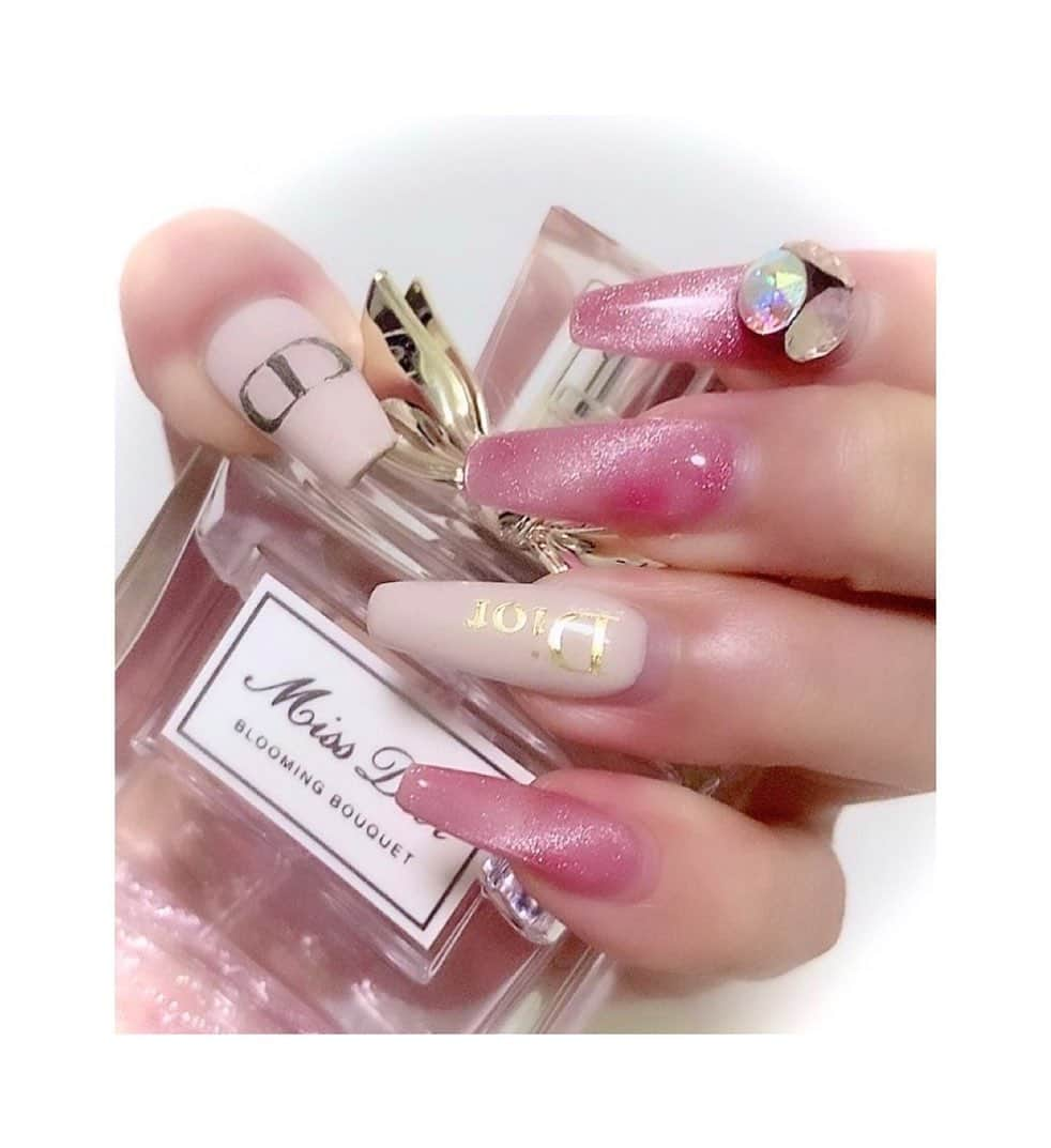 Hazukiさんのインスタグラム写真 - (HazukiInstagram)「❤︎ Dior nail💅💓 めーっちゃ気に入ってた このネイルなんですけども 爪の寿命がやばすぎていつもより 早めにお別れしないとかもです🥺 DIORのロゴとマグネットが可愛いすぎる💓 . #nail#ネイル#naildesign#ネイルデザイン #diorネイル#dior#マグネットネイル  #キラキラネイル#vカットストーン」11月19日 22時38分 - hazuki_.738