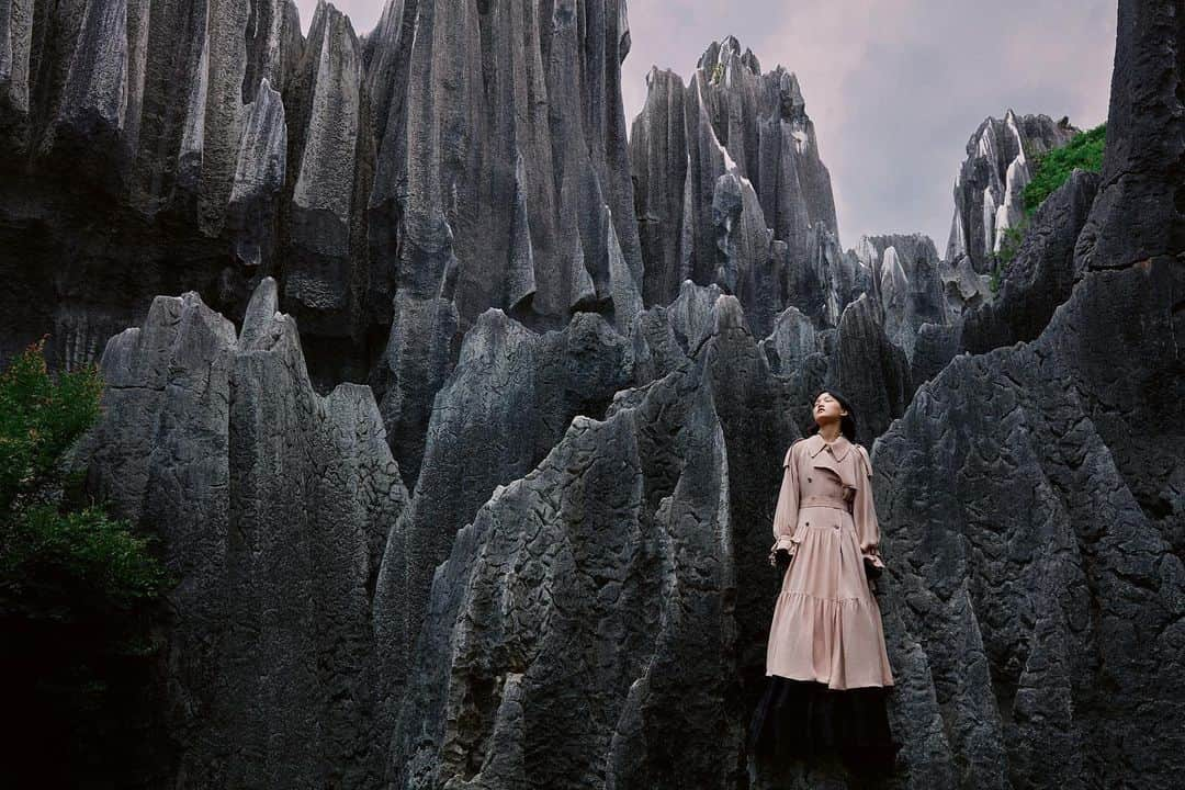 Kinfolk Magazineさんのインスタグラム写真 - (Kinfolk MagazineInstagram)「Playing statues amidst the limestone topography of China’s Stone Forest. From Rock Steady, our Issue Thirty-Seven cover shoot. (Photo: @jumbotsui, Styling: @_evanfeng, Model: @panhaowen1, Hair & Makeup: @makeup_danielzhang)」11月19日 22時38分 - kinfolk