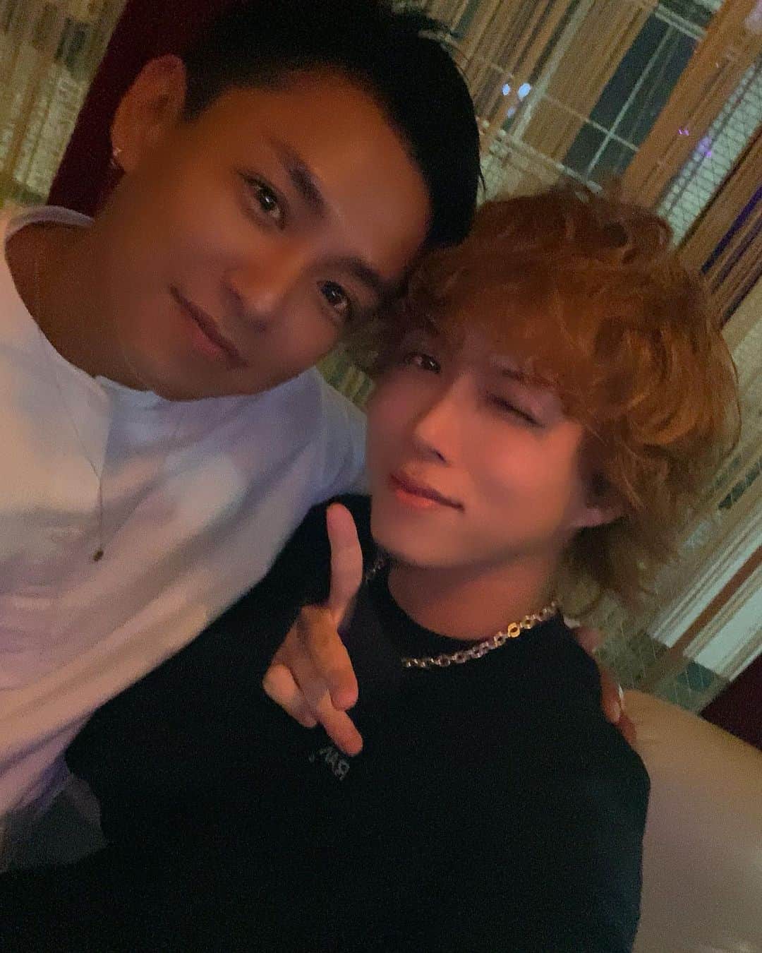 のインスタグラム：「保育園から一緒の幼馴染 10年ぶりぐらいに😻  つよしとも早く会いたいな(ﾉД`) @horihoma_tsuyoshi   最高に楽しい日でした🍻 . #指の癖」