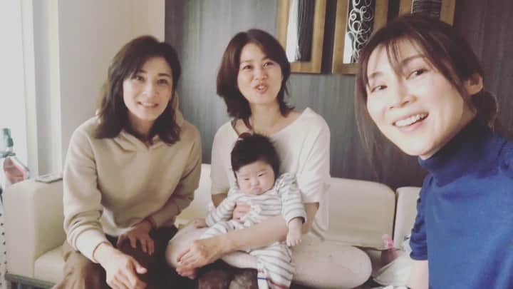 MIHOのインスタグラム：「iPhoneって動画撮りながら写真撮れるってみんな知ってるの？  教えてもらって大感激なワタシ、笑  【happy birthdayみんな】  今年はなかなか会えないから合同お誕生日になる、笑  なかなか会えないみんなにも これを読んでくれてるみんなにも  お誕生日おめでとうを贈ります☺︎  いつもありがとう  コロナでなかなか会えない間、いろんなことを考えて真田さんに提案して創った出産のお祝いを渡しに8月に生まれた佑成くんに会いに☺︎  1年ぶりに会えた葵ちゃんがすーっかりおねぇちゃんになっていて、くー！もうなんなんだ！ってくらいの愛しさよ☺︎  チワワのりんちゃんもちびギャルとルビィの匂いにフガフガよってきてくれて嬉しかったなぁ  名残惜しく打ち合わせで先に出ちゃったんだけど、ばんちゃんがみんなのお祝いのケーキを買ってきてくれて葵ちゃんが嬉しそうな動画をみてニマニマしています☺︎  みなさんも深呼吸してよい夢を  @ai.aya  @sanadahiromi   #happybirthday  #kids #癒されmax #子供達は私のお友達 #ディズニーチャンネルとしまじろうの英語でこんな喋れるようになるの？！ #throwback」