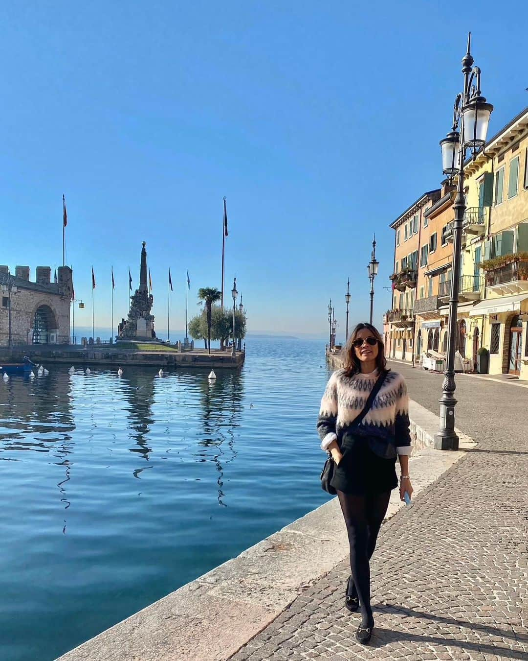 メラニー・サイクスさんのインスタグラム写真 - (メラニー・サイクスInstagram)「#lakegarda #stroll #bluesky 🇮🇹💙 shot by @ricky_simionato」11月19日 22時43分 - msmelaniesykes