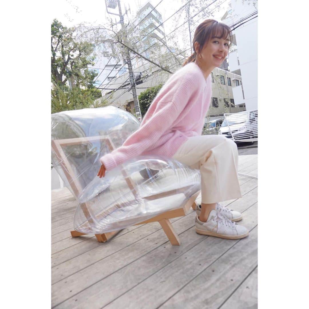乙黒えりのインスタグラム：「恐る恐る  座ってみた！ 椅子見える？？  割れなくてよかった〜😅  この椅子何キロまで平気なんだろうね？！  今日はピンクモヘアニットカーディガンコーデ撮りました。 お天気良くて暖かくてカーディガンでちょうどいい気候だった☀️  #カーディガン　@blanc_official.jp  #パンツ　@plst_official  #スニーカー　@adidasoriginals  #ピンクカーディガン#ピンクコーデ#ママコーデ#ママファッション#きれいめカジュアル#パンツコーデ#ootd#fashion#pink#coodinate」