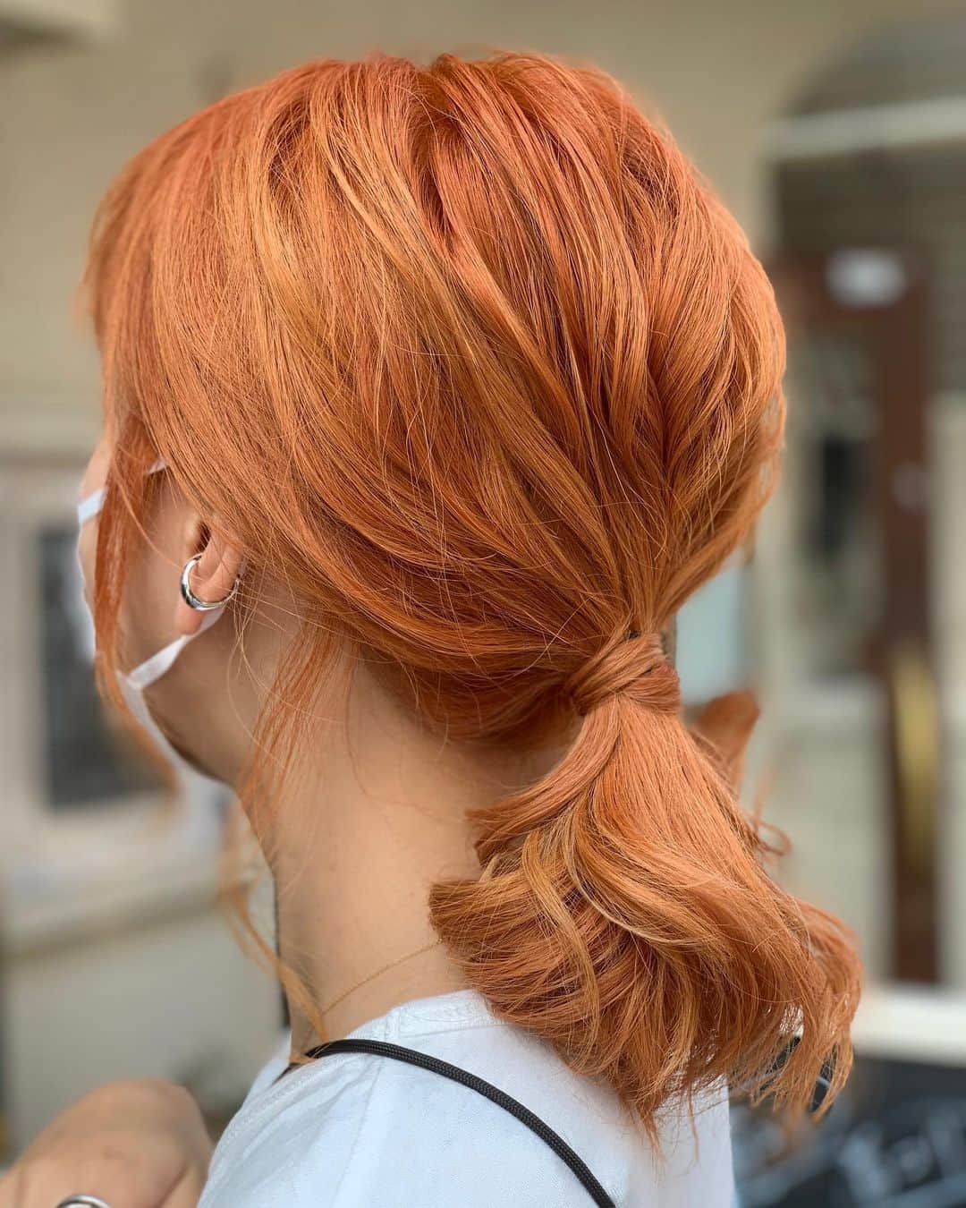 前田真吾のインスタグラム：「【アプリコットオレンジ🍊🧡】 全頭ブリーチをしてオンカラー🌈  カラーが可愛いと毎朝、鏡を見るの楽しみになりませんか😝✨？？﻿ ﻿ そんなHappyを皆さんに感じていただいたい🥺✨﻿ ﻿ ﻿だから僕は【カウンセリング、薬剤、施術方法】﻿にこだわりを持っています🔥 ㊙️カラーはカウンセリングで全てが決まります！なぜなら履歴等で色が変わってしまうからなのです💡 ﻿ ﻿ 僕のカラーの特徴は何と言っても﻿ 【ダメージが少ない】です🌈 ﻿ 施術履歴や髪質を見極めながら﻿ 丁寧にカラーしていくことで﻿ 今までできなかった色に仕上がります👍✨﻿ その人に似合う色味・できるカラーが必ずあります👌 その人にベストな髪色にいたします🙇  美容室選びに困っている方。﻿ 一度僕におまかせ下さい😊🌈 ﻿  ご予約✂️はDMからお問い合わせください🌈🙇 ﻿ 【Fannane】﻿ ======================﻿ ⭕️東京都渋谷区神宮前4-14-2 🚃表参道駅【A2出口】徒歩4分﻿ 【prise】﻿ ======================﻿ カット✂️ ¥7,150 縮毛矯正💇‍♀️ ¥15,400 カラー🌈 ¥7,700 トリートメント✨¥3,300〜 （税込み）﻿ その他のメニューも多数ございます﻿🙇 お気軽にお問い合わせ下さい﻿✨ ====================== ﻿ #ボブ#表参道#青山#hair#外ハネ#ミニボブ#l4l#follow#followme#ヘアカラー#カラー#haircolor#color#ash#アッシュ#アッシュベージュ#グレー#グレージュ#外国人風#外国人風カラー#ハイライト#透明感#ブルージュ#外ハネボブ#ミニボブ#ブリーチ#ブリーチカラー#ash#ハイライト#airbeauty」