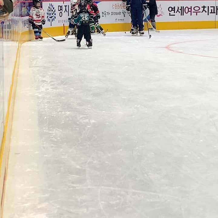 サム・ハミントンのインスタグラム：「Learning to skate backwards 뒤로 타기 배우는중」