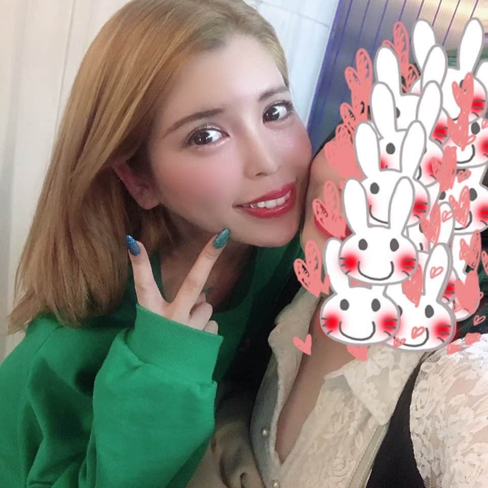 坂口杏里のインスタグラム：「この前からわざわざ大阪から夜行バスで東京、しかもこんな私に会いに来てくれてる（約一ヵ月滞在）の、あみみ😍13歳の頃から好きでいてくれて1時間お店でほとんどのテレビ出てた頃のマシンガントーク！嬉しすぎ。ありがたすぎる。  09054307175  ↑何かあればこちらまで！ Bar Cachette (カシェット)🥰  東京都新宿区歌舞伎町2-11-7 メトロビル4階 営業時間 1:00～7:00  お待ちしてますん💕 ライン交換、写メ撮ろ😎⭐️」