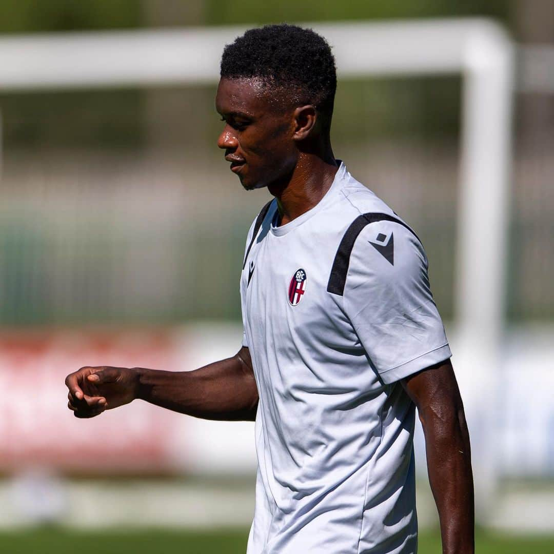 ボローニャFCさんのインスタグラム写真 - (ボローニャFCInstagram)「HAPPY BIRTHDAY @ibrahima_mbaye 🥳🎉  #WeAreOne」11月19日 22時47分 - officialbolognafc