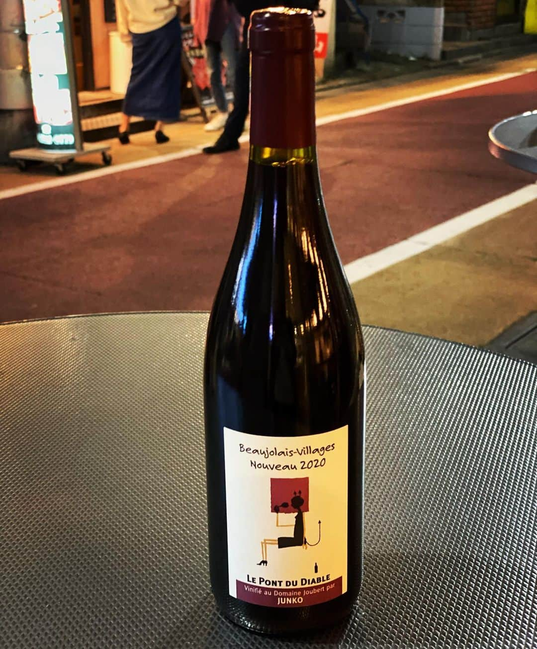 ひぐち君さんのインスタグラム写真 - (ひぐち君Instagram)「"ボージョレヌーヴォー"解禁しました🍷 #beaujolais  #beaujolaisvillages  #beaujolaisnouveau  #lepontdudiable 2020 🍷 #gamay 🍇 #junkoarai  #新井順子　さん #domainejoubert  #france 🇫🇷 #wine #vin #vino #winetime #winelover  #instawine #wineexpert  #tokyo  #ボージョレヌーヴォー  #ボージョレヌーヴォー解禁」11月19日 22時59分 - higehiguchi