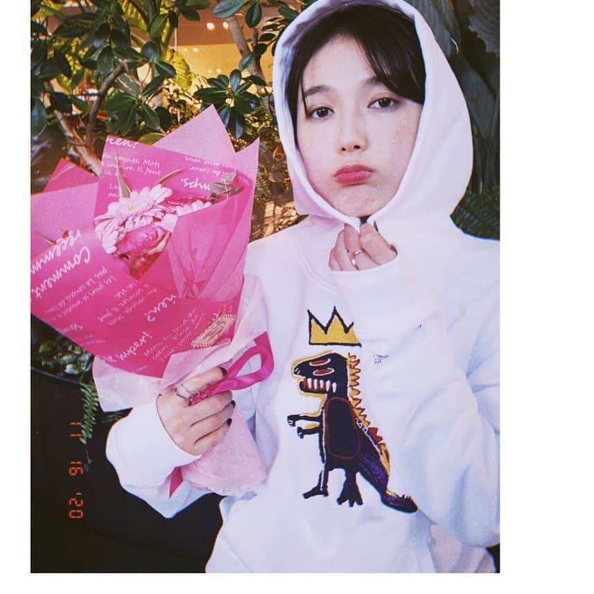 松井りなのインスタグラム：「そういえば、この前27歳になったらしくて、抱負は、「欲しいものは、掴む。」だそうですby自分 このパーカーお気に入りすぎて食べたい」