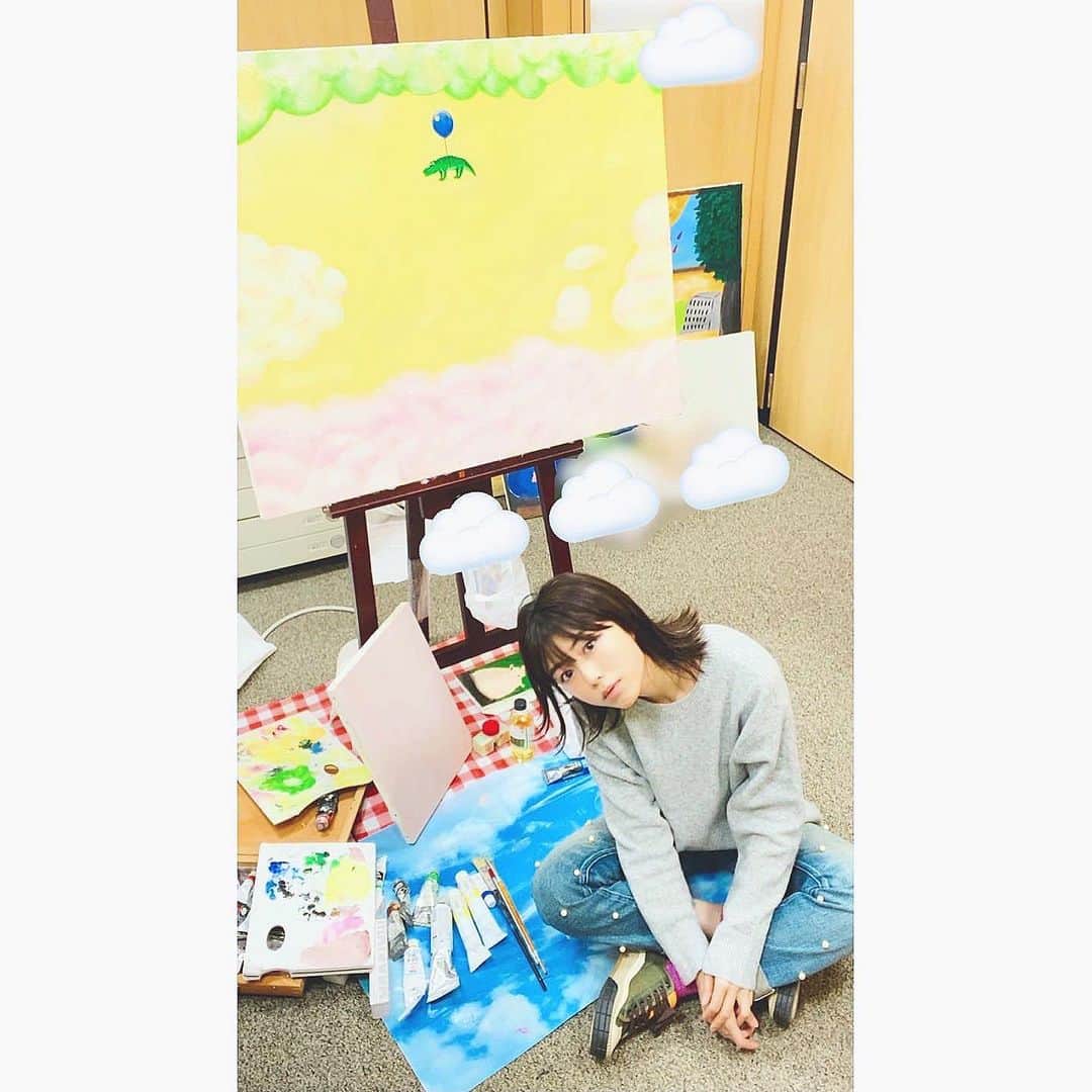 小池花瑠奈のインスタグラム：「今回展示される作品1000mm✖️803mmの大きめなキャンバスで描きました。 是非実物を近くでご覧いただきたいです。 大大大好きなワニが主人公☁️ #etepin」