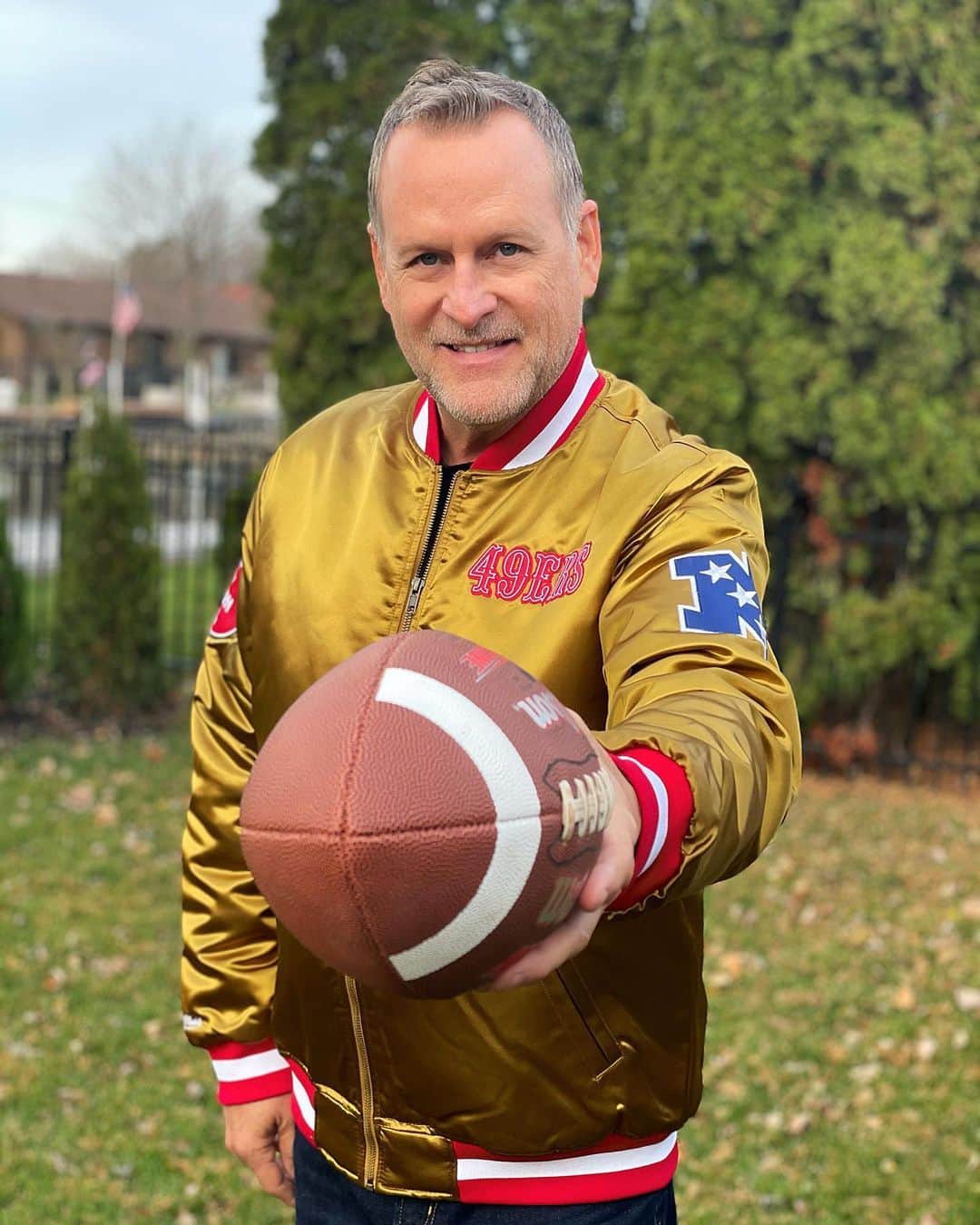 デイブ・クーリエのインスタグラム：「#fullhouse and #fullerhouse were  both set in San Francisco. And the @49ers have always supported us as much as we do them. I’d like to thank them for this new jacket! It also doubles as a giant fishing lure. #fttb #cutitout #nfl #nflfootball #49ers」