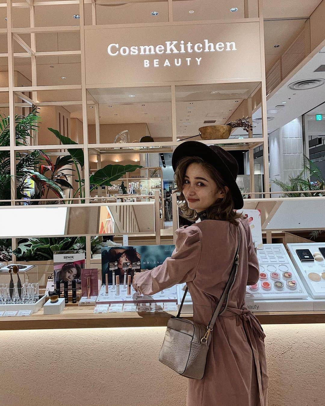 チアコマのインスタグラム：「今日は @zzzyuriazzz  「Cosme Kitchen BEAUTY 心斎橋パルコ店」に﻿ 行ってた❤︎﻿ コスキチはカレコレ5年くらい通ってる🧚🏼‍♀️﻿ ﻿ 今回心斎橋パルコにopenして行ってみたら﻿ お店がかわいすぎた！﻿ ﻿ そしてあいかわらずコスメキッチンは店員さんの﻿ 接客最高やと思う❤️﻿ ﻿ んで、今回の購入品は﻿ celvokeのアイシャドウとリップ、﻿ アルジタルのブライトモイスチャライジングカモミールクリームとukaのスカルプブラシ買ったよー❤︎﻿ ﻿ ukaは最初買ってなかってんけど、﻿ ユリアがすっっごいいいから！って﻿ ご飯食べてる時に﻿ 熱弁してくれて、１日に２回コスキチに﻿ 行って買いに戻りましたww﻿ ukaの社員さんかな？﻿ ﻿ とにかく幸せー♡﻿ 8000円以上お買い上げしたから ノベルティもらえた❣️ ありがとうございました❤︎﻿ ﻿ ﻿ ﻿ #CosmeKitchen #コスメキッチン ﻿ #uka #アルジタル　﻿  ﻿#オーガニックコスメ　#organic #celvoke #セルヴォーク #オーガニックライフ #argital #コスキチ #心斎橋PARCO #心斎橋パルコ」