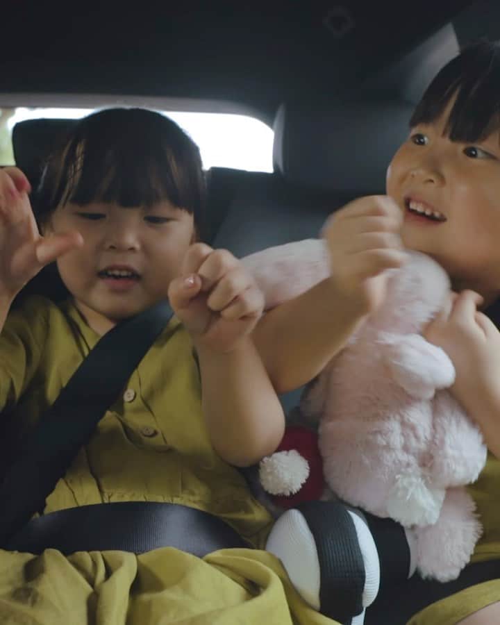 MOMOツインズのインスタグラム：「A day in the all-new @mercedesbenzsg GLB!   Sporty, spacious and oozing with Mercedes DNA, this 7-seater SUV is perfect for our growing family. With a 3rd row seat with ISOFIX, there is no compromise when it comes to safety, performance and style.   The new GLB is here for more family time, and more room for life.  #MercedesBenzSg #sp  Styled and shot by @lifestyleasiasg @tsb_thestorybehind」
