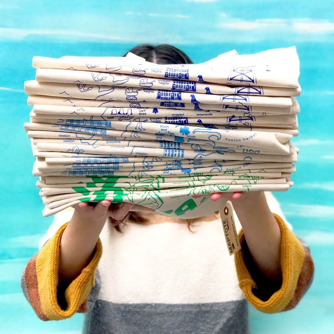 マップトートのインスタグラム：「Need lots of Maptote?! Get in touch with us about BULK PRICING! Great for events, corporate gifts or just knocking off everyone on the list this holiday season. Email or message us for more info!⁠ .⁠ .⁠ #CorporateGifting #GiftBundles #corporategifts #clientgifts #smallbusiness #makinggivingeasy #thankyougifts #giftboxes」