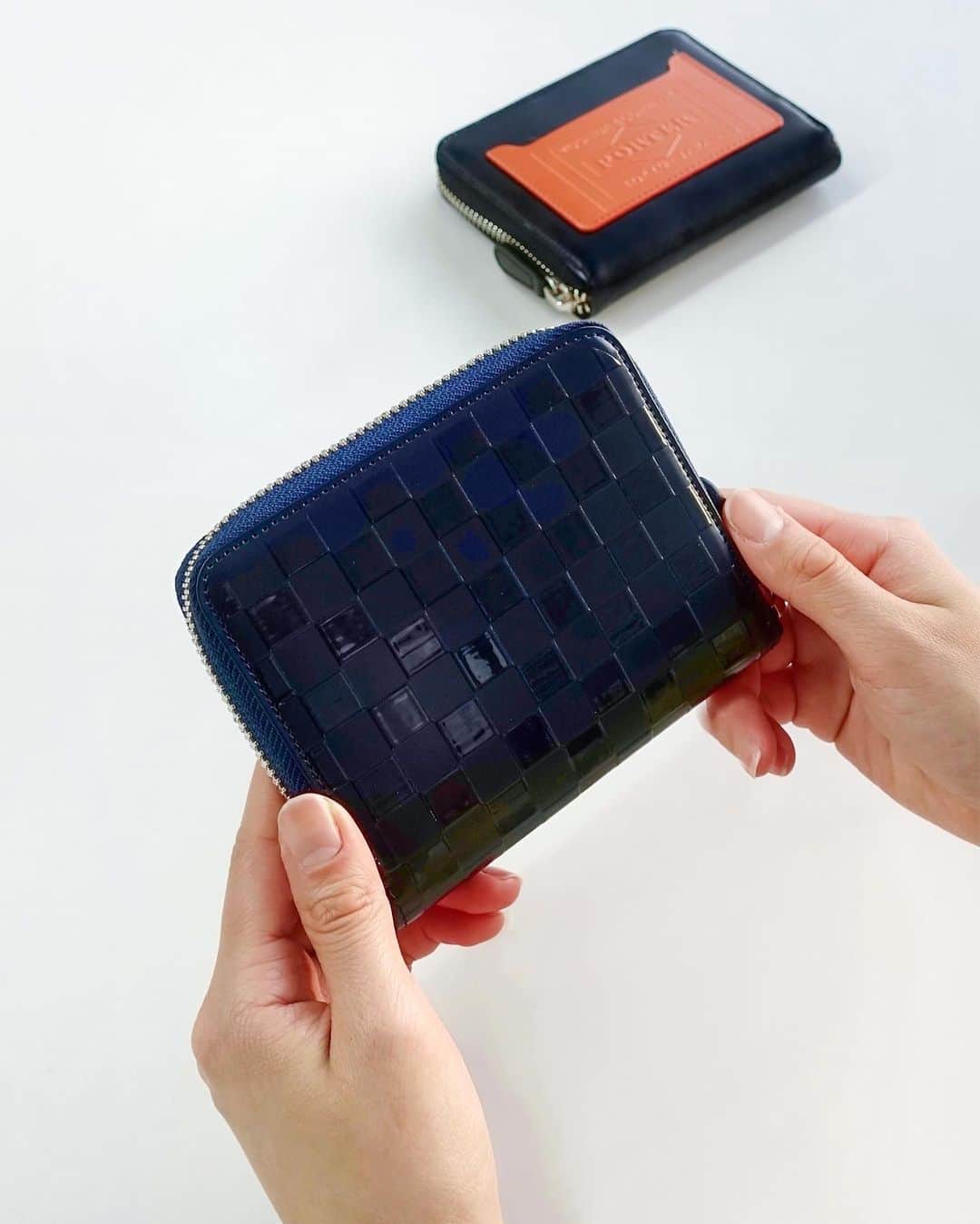 PORTER STANDさんのインスタグラム写真 - (PORTER STANDInstagram)「.﻿ SHOP ORIGINAL﻿ PS LEATHER WALLET﻿ CHECKERED FLAG Ver.﻿ ﻿ 独特な光沢感が魅力のガラスレザーを採用したウォレットシリーズ。﻿ ﻿ ICカードポケットと背面にはシリーズ最大の特徴であるチェッカーフラッグ柄を、特殊なインクジェットプリントで立体的に表現しました。﻿ ﻿ ラウンドファスナー仕様の二つ折りウォレットは紙幣や小銭、複数のカードをコンパクトに収納可能です。﻿ ﻿ WALLET﻿ No.384-03077﻿ ￥20,000+tax ﻿ W100/H120mm﻿ ﻿ #yoshidakaban #porter #luggagelabel #madeinjapan #japan #porterstand #shinagawa #tokyo #kyoto #ps #leatherwallet #glass #checkeredflag #wallet #black #orange #navy #olive #exclusive #吉田カバン #ポーター #ポータースタンド #品川 #東京 #京都 #レザーウォレット #ガラスレザー #チェッカーフラッグ #ウォレット」11月19日 23時00分 - porter_stand