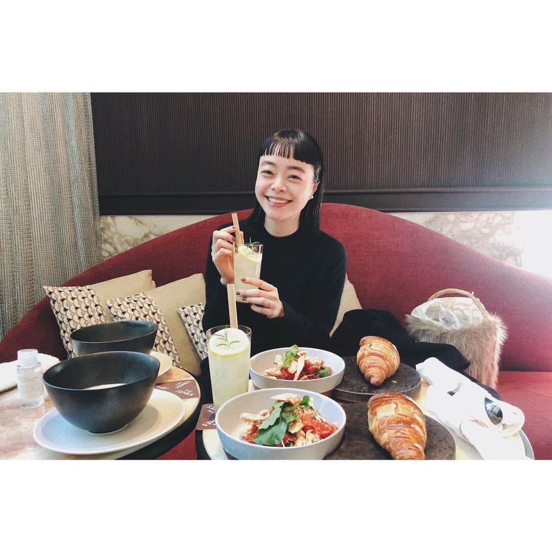 Kanocoさんのインスタグラム写真 - (KanocoInstagram)「【 OZmagazine 12月号 】 〜今こそホテルへ〜 まさに今、この時期にピッタリ。 遊びにはなかなか…な時に、 近場なホテルでも泊まってみると、 とっても旅した気分になれてリフレッシュ。 今ならではのホテルでの過ごし方が、 ぎっしり詰まっています✨ 撮影で訪れたKimpton Shinjuku Tokyoさん。 クロワッサンの美味しさが忘れられず、 またすぐに行って朝ごはん食べてきました🥐 美味しい朝から良い一日が始まりますね。 ぜひぜひ今月号も読んでみて下さい✨ #ozmagazine #オズマガジン」11月19日 23時03分 - kanococo