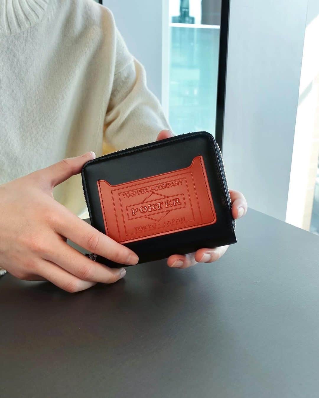 のインスタグラム：「.﻿ SHOP ORIGINAL﻿ PS LEATHER WALLET﻿ CHECKERED FLAG Ver.﻿ ﻿ 独特な光沢感が魅力のガラスレザーを採用したウォレットシリーズ。﻿ ﻿ ICカードポケットと背面にはシリーズ最大の特徴であるチェッカーフラッグ柄を、特殊なインクジェットプリントで立体的に表現しました。﻿ ﻿ ラウンドファスナー仕様の二つ折りウォレットは紙幣や小銭、複数のカードをコンパクトに収納可能です。﻿ ﻿ WALLET﻿ No.384-03077﻿ ￥20,000+tax ﻿ W100/H120mm﻿ ﻿ #yoshidakaban #porter #luggagelabel #madeinjapan #japan #porterstand #shinagawa #tokyo #kyoto #ps #leatherwallet #glass #checkeredflag #wallet #black #orange #navy #olive #exclusive #吉田カバン #ポーター #ポータースタンド #品川 #東京 #京都 #レザーウォレット #ガラスレザー #チェッカーフラッグ #ウォレット」