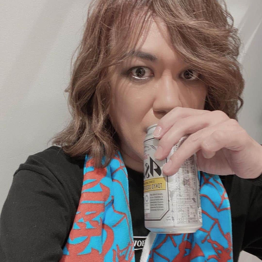 本城聡章のインスタグラム：「2020年筋少Finalライブ🎸ご来場いただきました皆さん＆配信ご覧いただきました皆さん、ありがとうございました😉とても楽しい夜でした👍何はともあれ皆んなお疲れ🍻乾杯！  残念ながら今年はこれにて終了…だけど😢来年また絶対に逢いましょう！ それまで皆んな元気で！§ԾᴗԾ§  #筋肉少女帯 #KingShow #本城聡章 #EXtheaterRoppongi #Fender #Stratocaster #Caparison #Dellinger #Marshall #Daddario #Daddariostrings #ダダリオ2020 #kyoritsucorporation #Takamine #タカミネ #expro #iPicks #MusicWorks #神田商会 #KandaShokai #ありがとうございました」