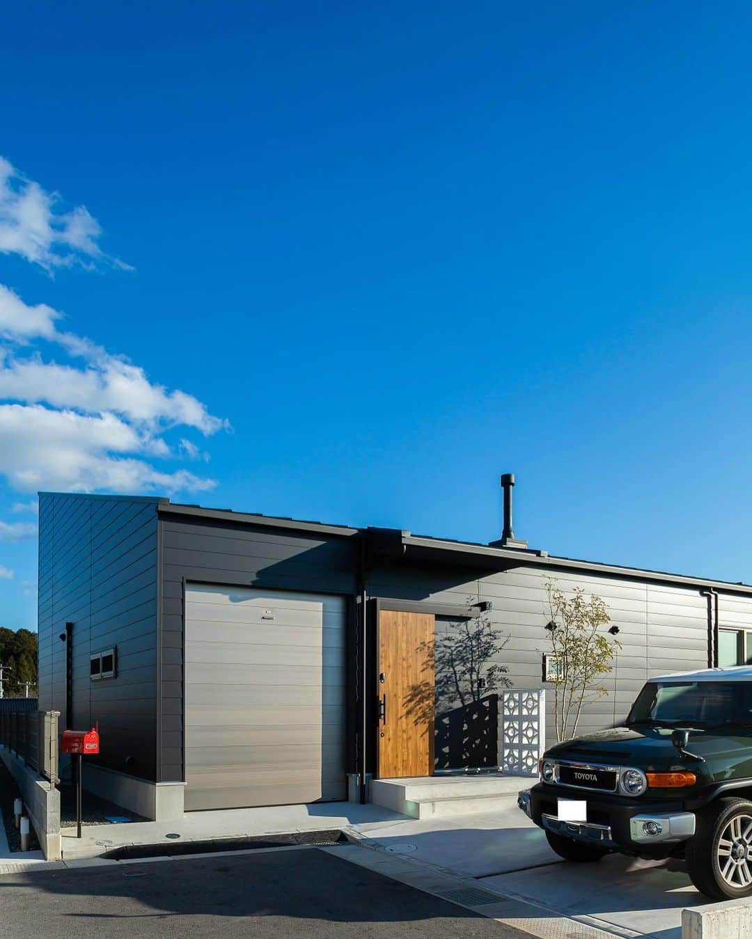 321houseさんのインスタグラム写真 - (321houseInstagram)「【ビルトインガレージと薪ストーブのある平屋の家】 ①外壁はブラックの金属サイディングを使用しています。屋根の上には薪ストーブの煙突があります。 シャッターとサッシはシルバーで統一しています。 外壁：ｱｲｼﾞｰ工業 / SF ﾋﾞﾚｸﾄ　col：ﾏｯﾄﾌﾞﾗｯｸ ②エントランスには土間を採用！左側の大きな窓からガレージの中が見えます♪ ③キッチンは人気のWOODONEの sui-ji (スイージー) です♪カップボードの下に照明を付けているので手元が明るくなりますね(^_^) ④壁付にしたキッチンに造作のモルタルカウンター。シンプルな造りなのでお気に入りの椅子と照明で自分色に染められます♪  . . その他の写真、321HOUSE開催のイベント詳細などはプロフィール画面の【@321house】よりHPへお進みいただくとご覧になれます🙂 ----------------------- photo ☞  @321house ----------------------- 資料請求 ☞ @request_321 ----------------------- . #外観#外観デザイン#平屋#平屋外観#平屋暮らし#平屋の家#キッチン#ウッドワンキッチン#漆喰壁#無垢床#無垢フローリング#家づくりアイデア#シンプルな暮らし#自然素材の家#注文住宅#321ハウス#321house#広島注文住宅#自然素材の家づくり」11月19日 23時04分 - 321house