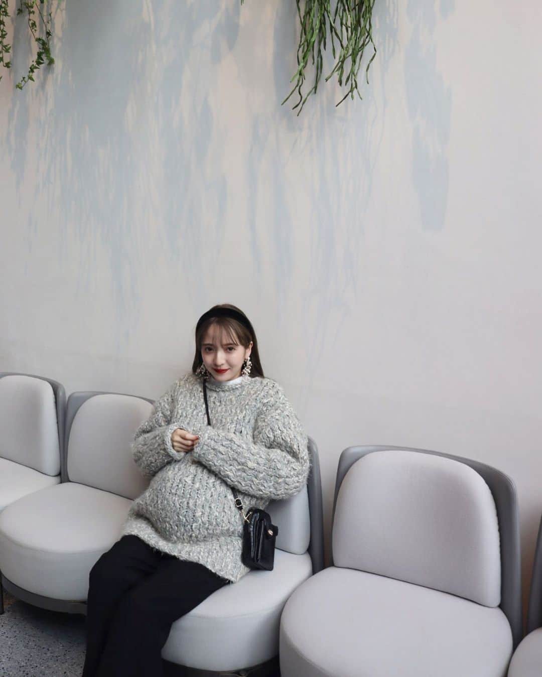 平木愛美のインスタグラム：「こうみると、臨月妊婦感あるなぁ。  お腹にほんとぽこっとボールがついてるみたいなそんなお腹。  でもそこには命があって🕊🤍 ぎゅいーーーんと元気な胎動が日々愛しくて。  もうすぐ出産だなんて、不思議な感じです。  そろそろ赤ちゃんの大きさも、すいか１個分くらいの重さみたいっ。  パンツはきのう載せてたコーデで着てたものを着回し！ なかなか新しい洋服も買いづらくて、 やはり今は楽なものばっかりきちゃう⚪️ でもこの、展示会でオーダーしてて、届いたケーブルニットがとっても可愛い！！！！！ #マタニティコーデ   knit / @eimyistoire_official  pants / @gu_global （着回し）  pierce / @lilasmillesime_official 💎💠 ※pearl shower pierce12月上旬発売予定」
