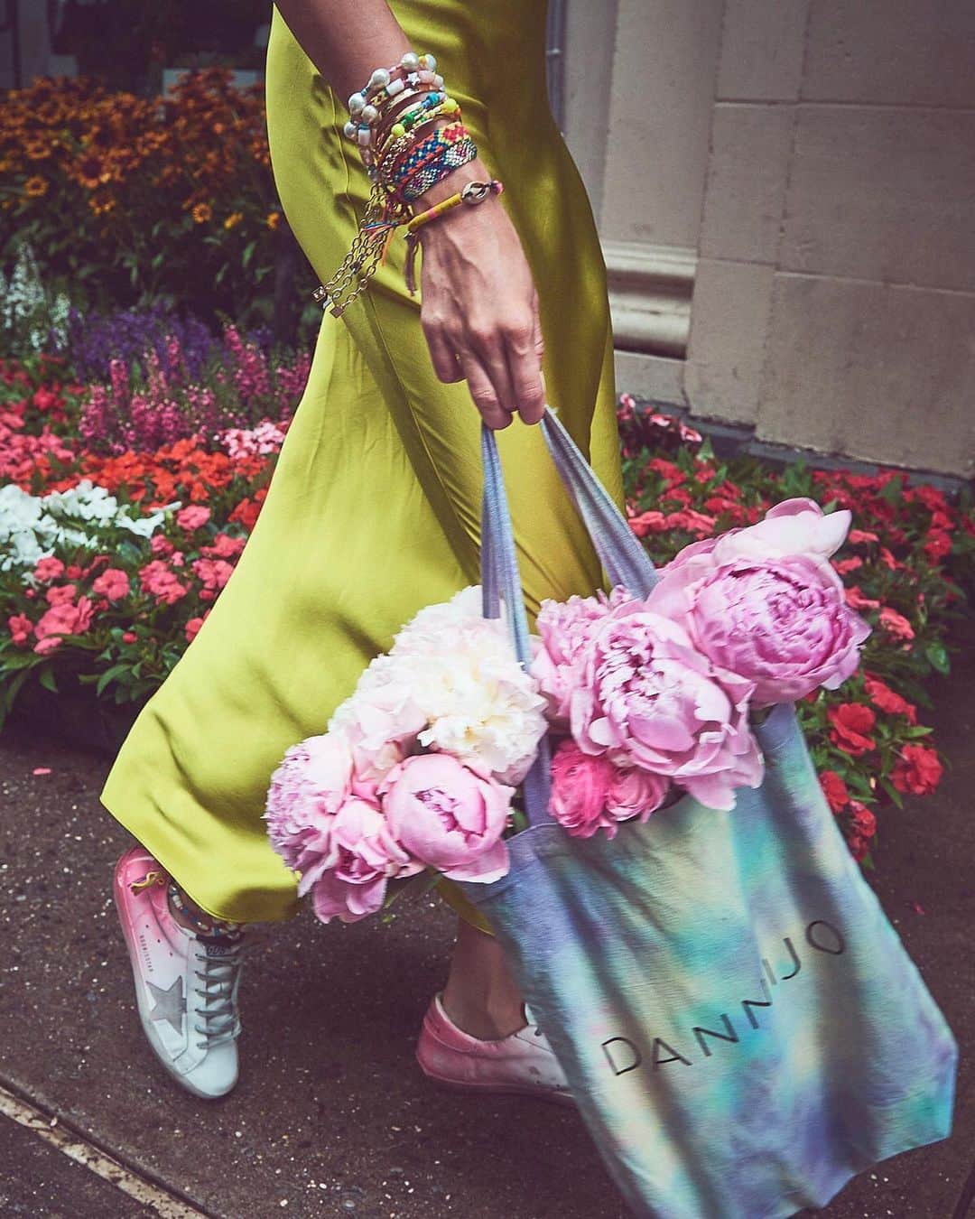 ダニジョーのインスタグラム：「how we slip 🌸 🌺🌼 #armparty #dannijogirls」