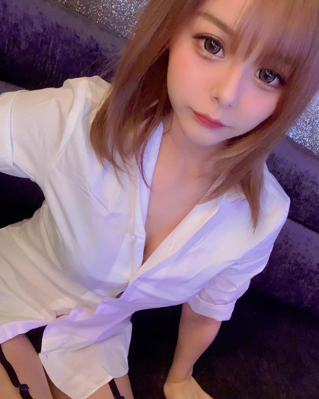 MIAのインスタグラム：「拾って😕💗 . . . #キャバ嬢 #キャバクラ #歌舞伎町 #すすきの#ミナミ #中洲 #ダンサー  #ショーパブ  #プリティーウーマン #プリティーウーマンみあ #ワイシャツ #ワイシャツ女子 #ワイシャツイベント」