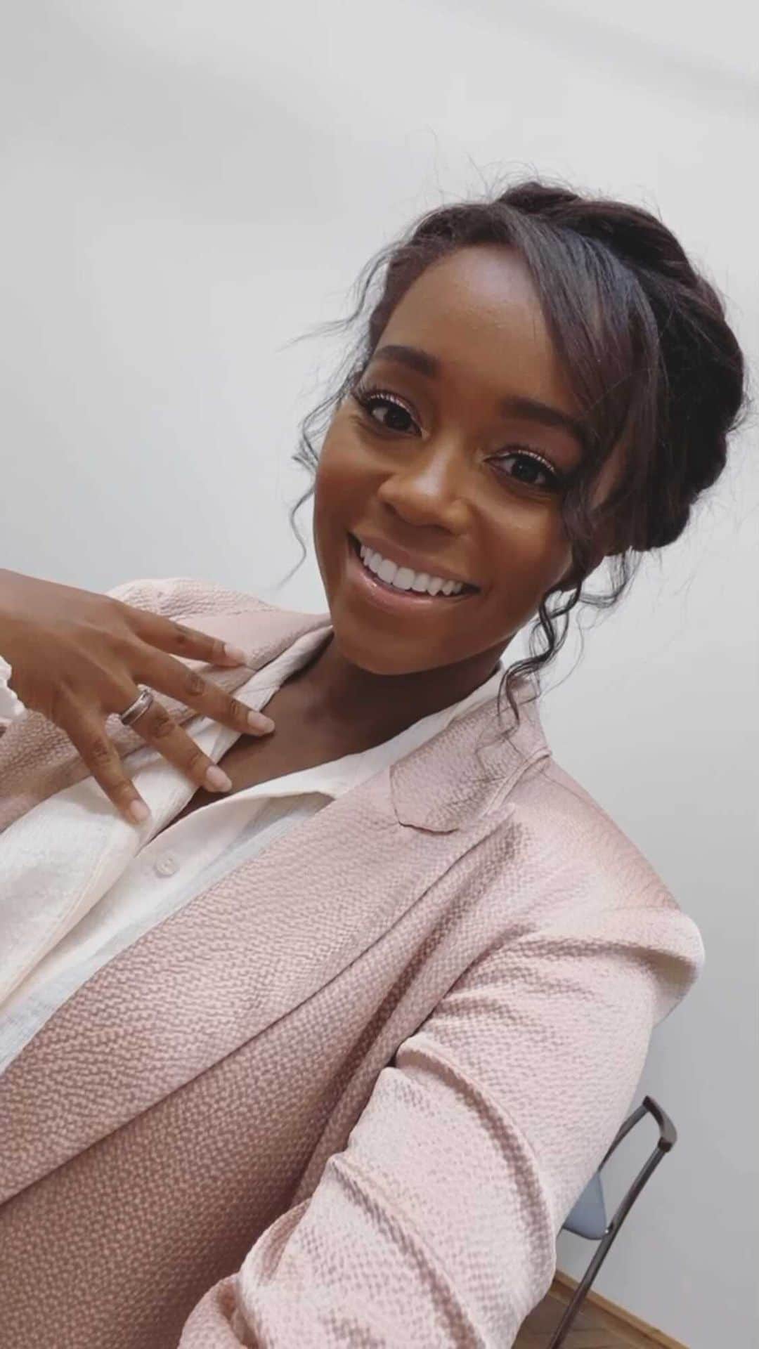 アジャ・ナオミ・キングのインスタグラム：「❤️❤️❤️ 💄: @soulfeeda  💇🏾‍♀️: @cynthiashaircouture  #lorealparis #worthit」