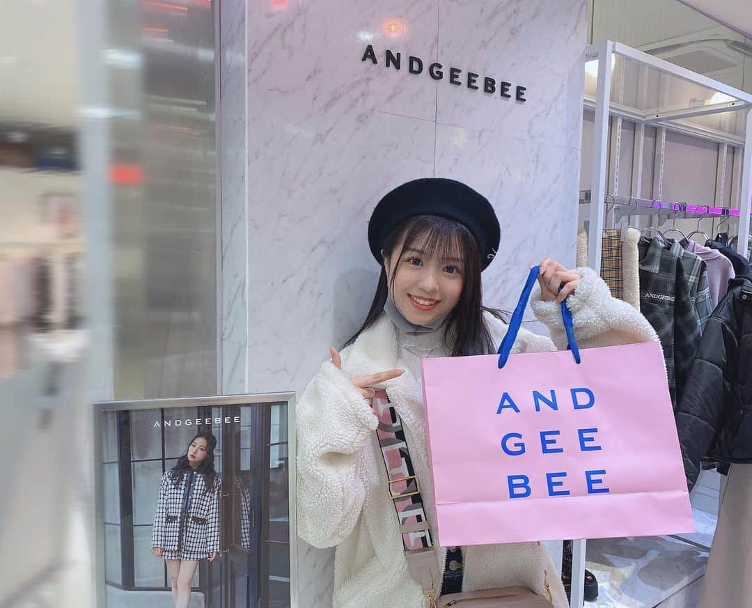 貞野遥香さんのインスタグラム写真 - (貞野遥香Instagram)「☆﻿ ANDGEEBEE ラフォーレ原宿店🦊💜﻿ ﻿ ﻿ ﻿ ﻿ 実はこの前…﻿ やっとやっと！お邪魔させて頂きました😭✊🏻✨﻿ ﻿ ANDGEEBEE大好きマンなのでずっと行きたかったんですっ💦！！(笑)﻿ ﻿ ﻿ またまた可愛いお洋服ゲットしちゃいました…♡﻿ ﻿ ﻿ ﻿ ちなみにこの日着ていたお洋服﻿ ベレー帽・アウター・ブーツ(見えてないけど)←﻿ ﻿ そしてiPhoneケースもANDGEEBEE😂✌🏻(笑)﻿ ﻿ ﻿ ﻿ 意識高めですっ🦊💕(笑)﻿ ﻿ ﻿ ﻿ ﻿ ﻿ (今日はコメント返しお休みさせて頂きます…ごめんね🥺💦)﻿ ﻿ ﻿ #ANDGEEBEE #アンジービー #村瀬紗英 さん #ラフォーレ原宿 #原宿 #NMB48 #お邪魔しました☺️」11月19日 23時10分 - _haruka_sadano06