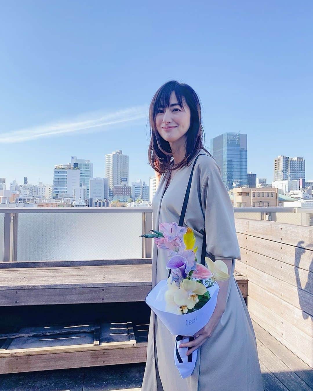 前田ゆかのインスタグラム：「Hello 50th⭐︎  本日誕生日を迎えて50歳になりました。  早くなりたかった50代！  区切りのいい数字という事もあります！そして今が年齢にとらわれることなく自由に自分らしくいられることが大きいです。  また、私の周りには一歩踏み出すごとに輝きを増している先輩方がたくさんおられます。  年齢と向き合いアクティブに楽しんでる素敵な大人の女性は憧れ！ 経験値が増える喜びを感じ生き生きと活躍されてるお姿に勇気やパワーをもらいます。  これからも自分にとって本当に大切なものを大事に地球と共に健康に気を使いながら更新していきます。  撮影の時にサプライズでお祝いしていただきました！ ショルダーバックになっているおしゃれな花束💐なんです♡  皆さんありがとうございました。  それぞれにプレゼントもメッセージもいただきましてありがとうございました♪  例年とは違うバースデー。いろんな世の中の状況を受け入れそこから何を学ぶか楽しみややりがいを見つけながらシフトする柔軟性、 ブレない軸を身につけ人生を豊かにしていきたい。  #女性はもっと自由でいい #happybirthday #scorpion」