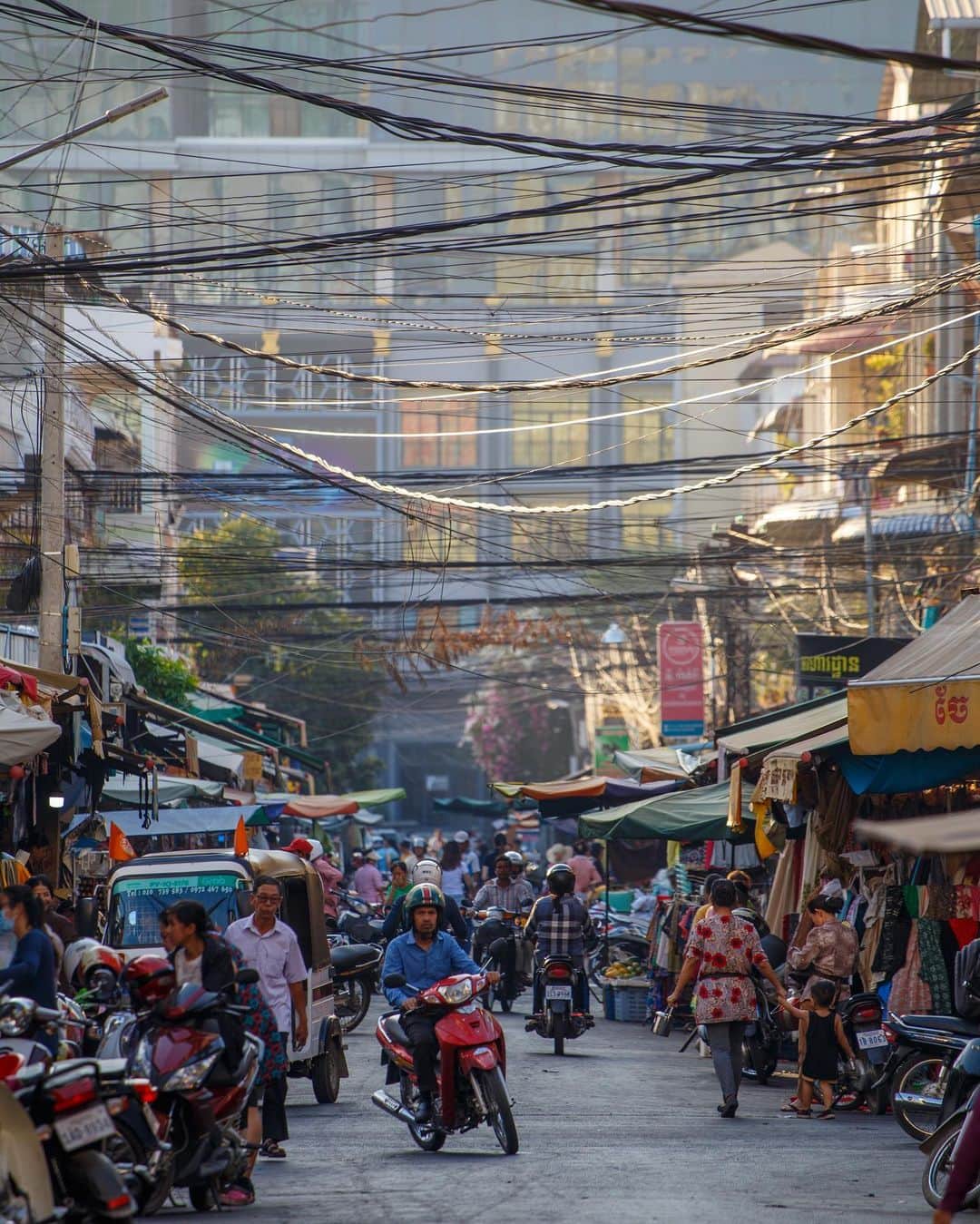 Shunsuke Miyatakeのインスタグラム：「The golden hour occasionally visits downtown, Phnom Penh, Cambodia」