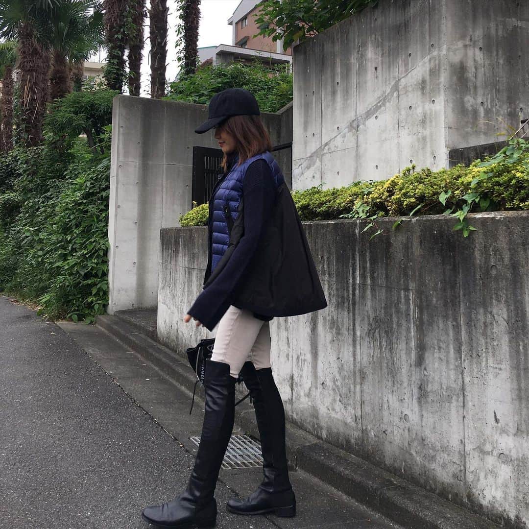 増山敬子のインスタグラム：「今日は半袖で過ごせるくらい暖かかったね！ 今日は眠くて眠くて、 そんな日みんなにもあるのかな？ 早く今日は寝ようっと😴 っと思ったら料理スイッチが入って 料理してました。 そして、 裾が膨んでいるデザインってずっと 好きだなぁ。モンクレールの ベストは#fvecフリマ アイテムだよ🕊 ずっとずっと書きたいことがあるんだけど、同時進行が多すぎて落ち着くタイミングを見計らってます。blogでちゃんと書くね💗まだ時間かかりそうですが😵 #mamacoordinate  #ベスト　#moncler #モンクレール #セーター　#birthdaybash  #スキニー　#gap#ギャップ #ニーハイブーツ #キャップ　#bordersatbalcony #ボーダーズアットバルコニー」